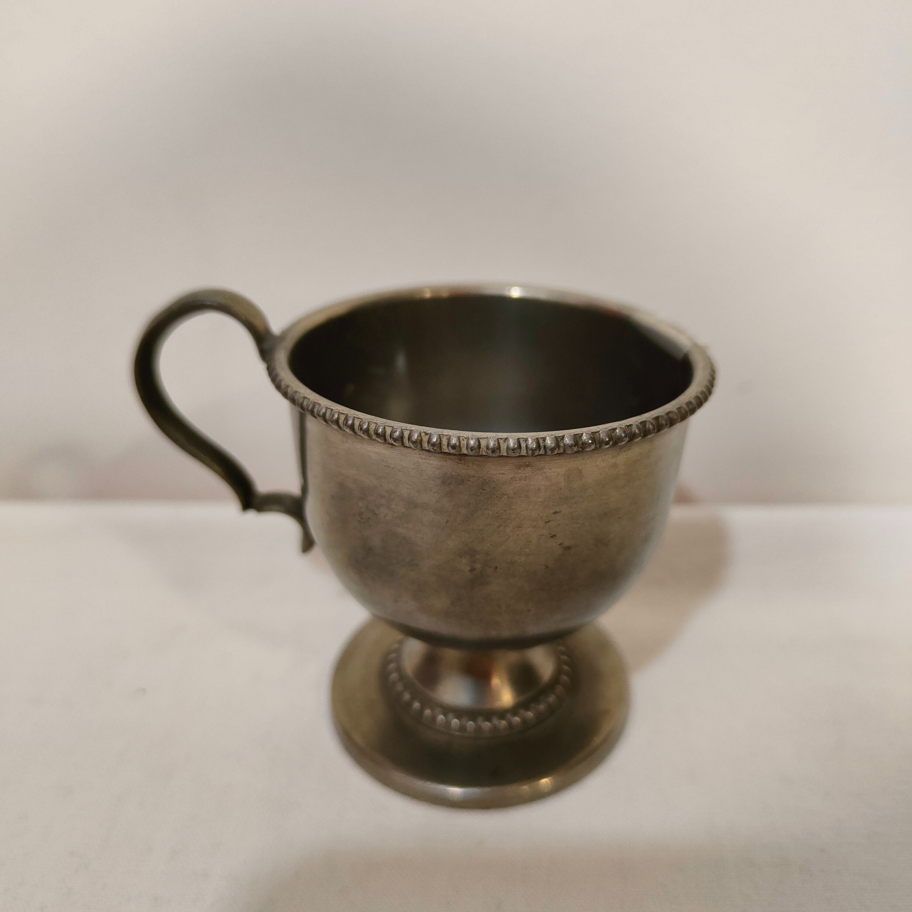 Voir photo 4 de Petite tasse et pichet en étain Petite tasse et pichet en étain Bon état - Vue 4 -