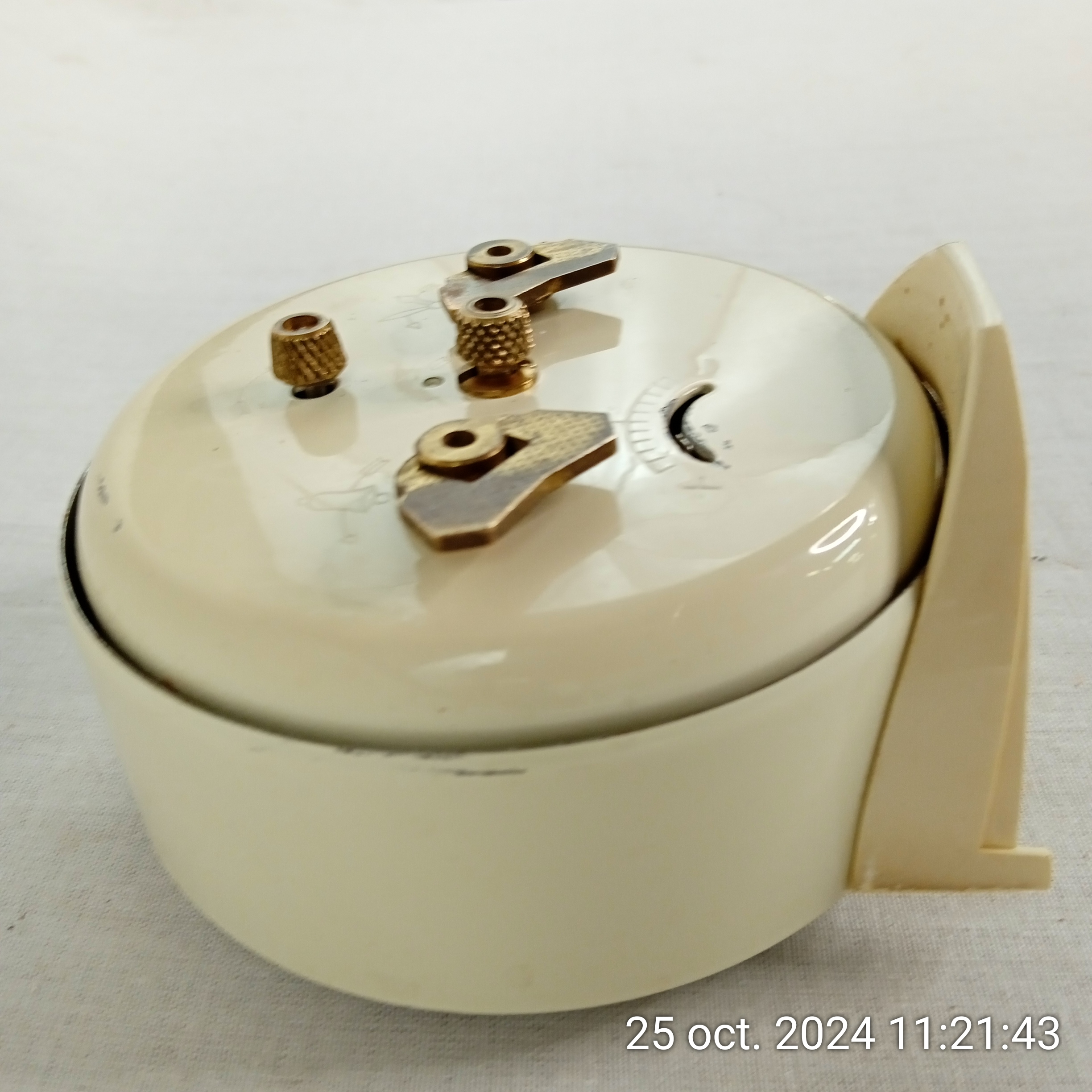 Réveil mécanique beige JAZ années 60 en métal et bakélite - Bon état - Photo 2
