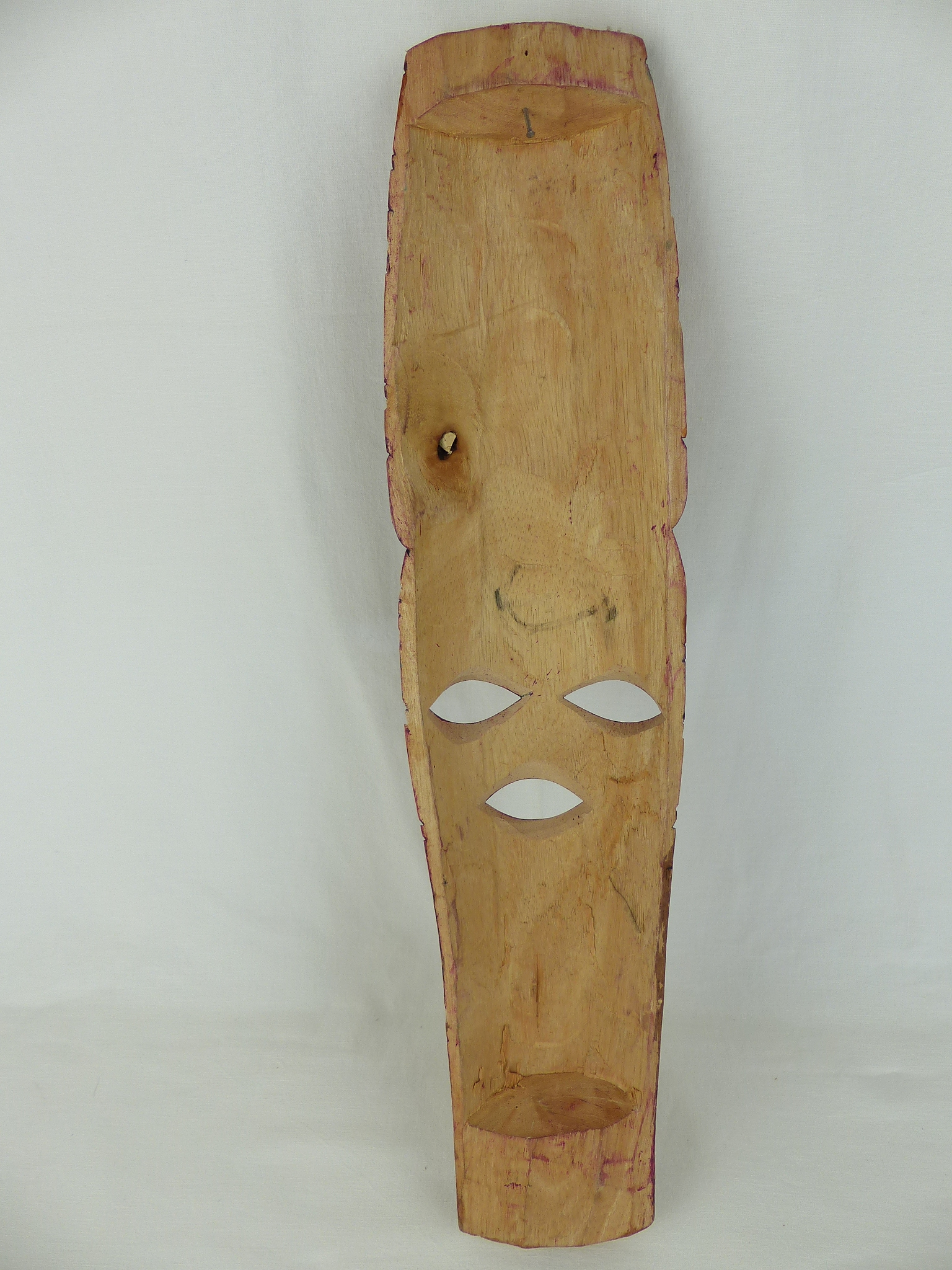 Masque africain allongé en bois peint et sculpté du Swaziland / Mozambique. 48 cm Bon état - Vue 3 - 
