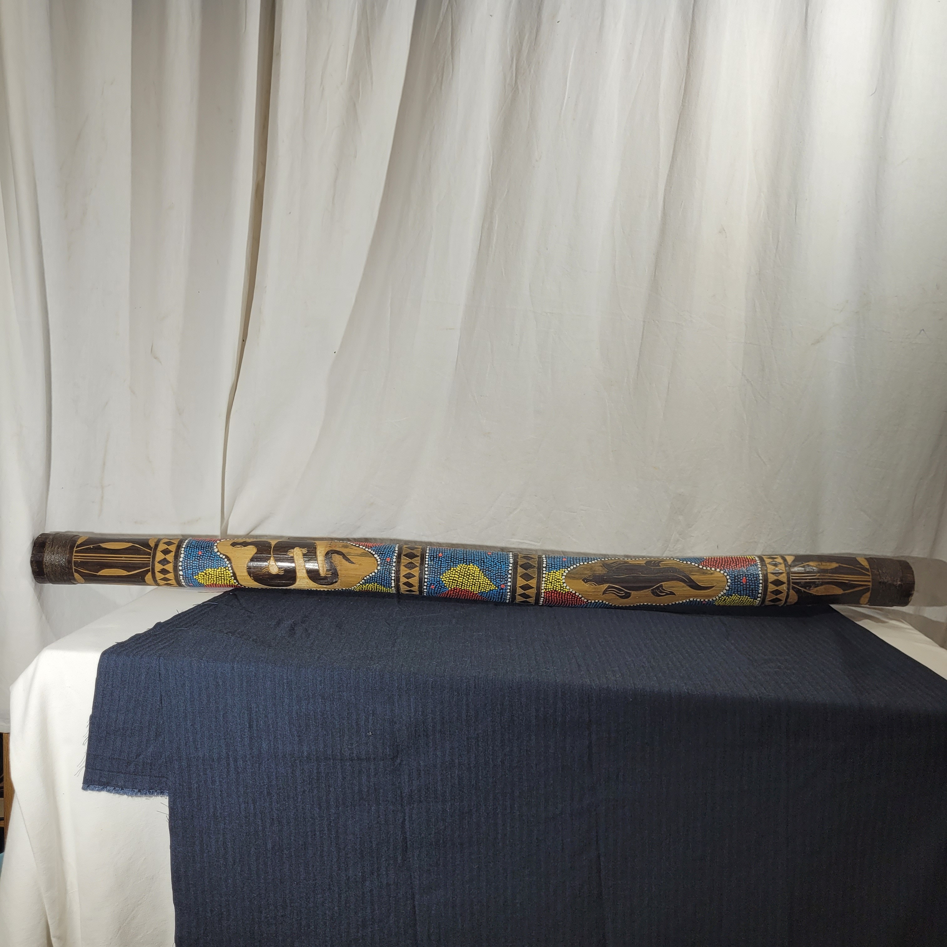 Grand didgeridoo aborigène en bois peint - 117 cm  - Vue 7 - 