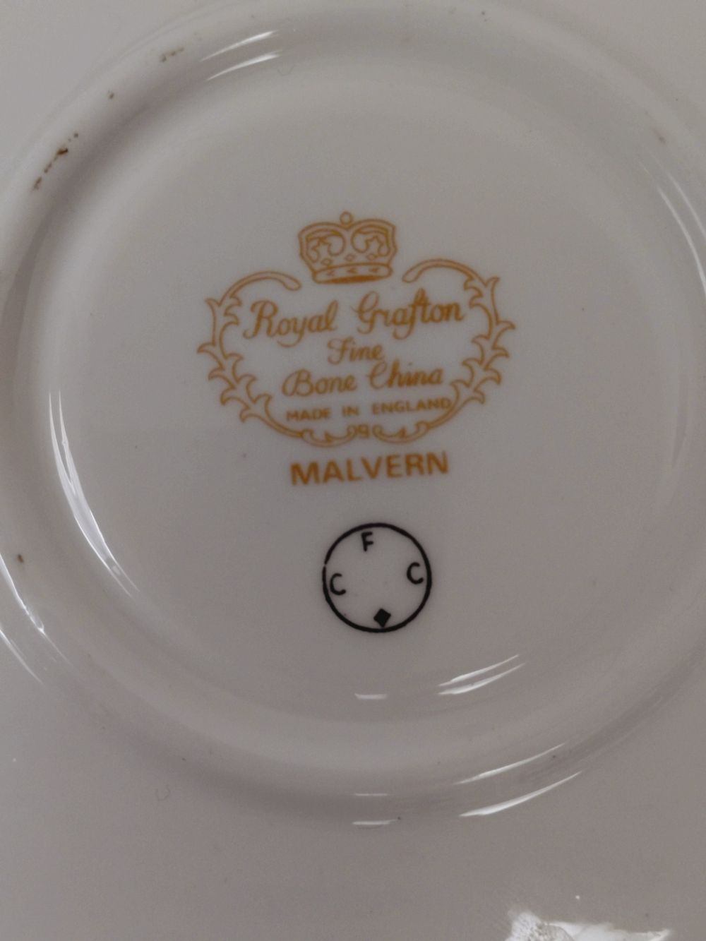 Trois petites soucoupes en porcelaine Grafton avec deux petites tasses . - Photo 6