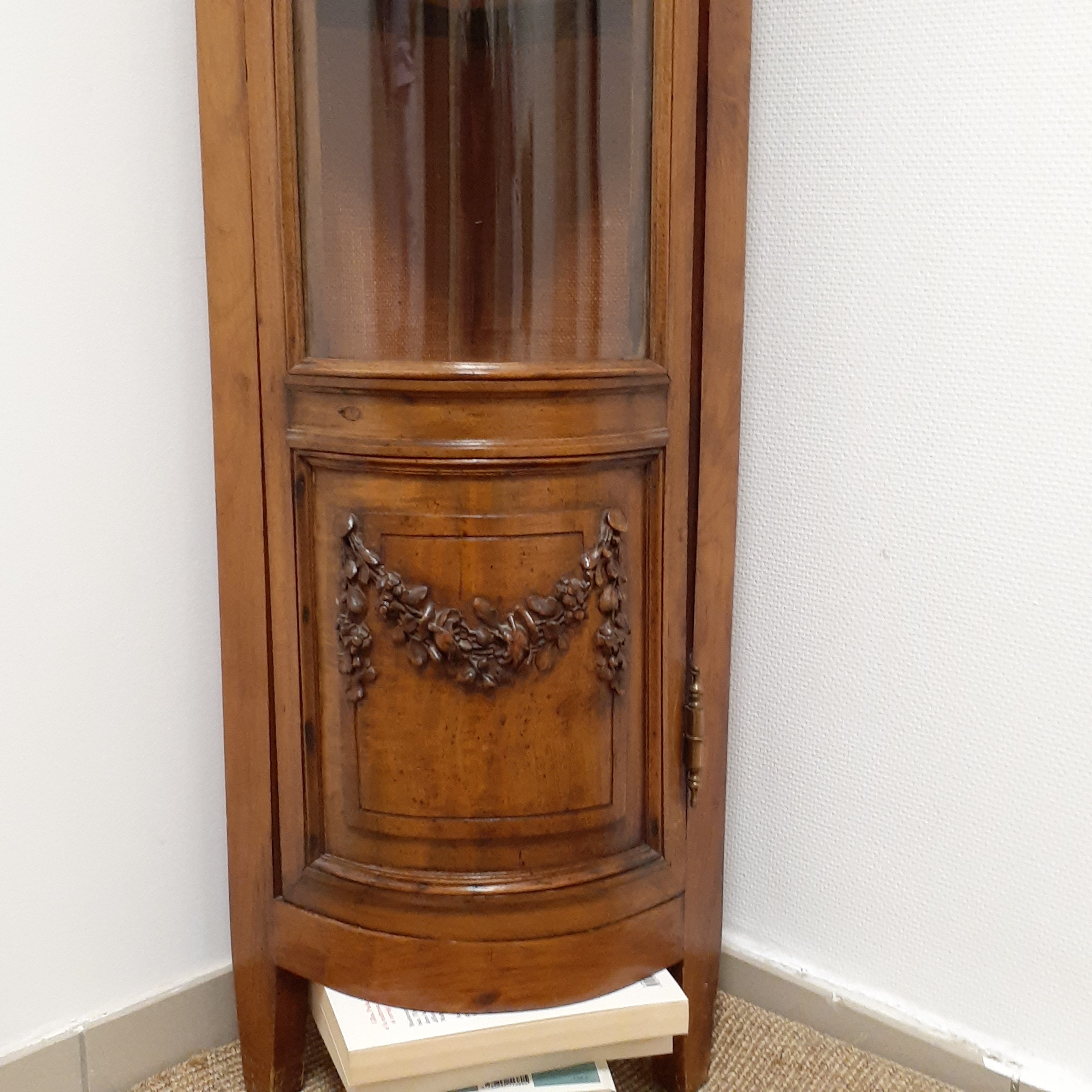 Vitrine d'angle en bois et verre biseauté avec clé - Photo 3