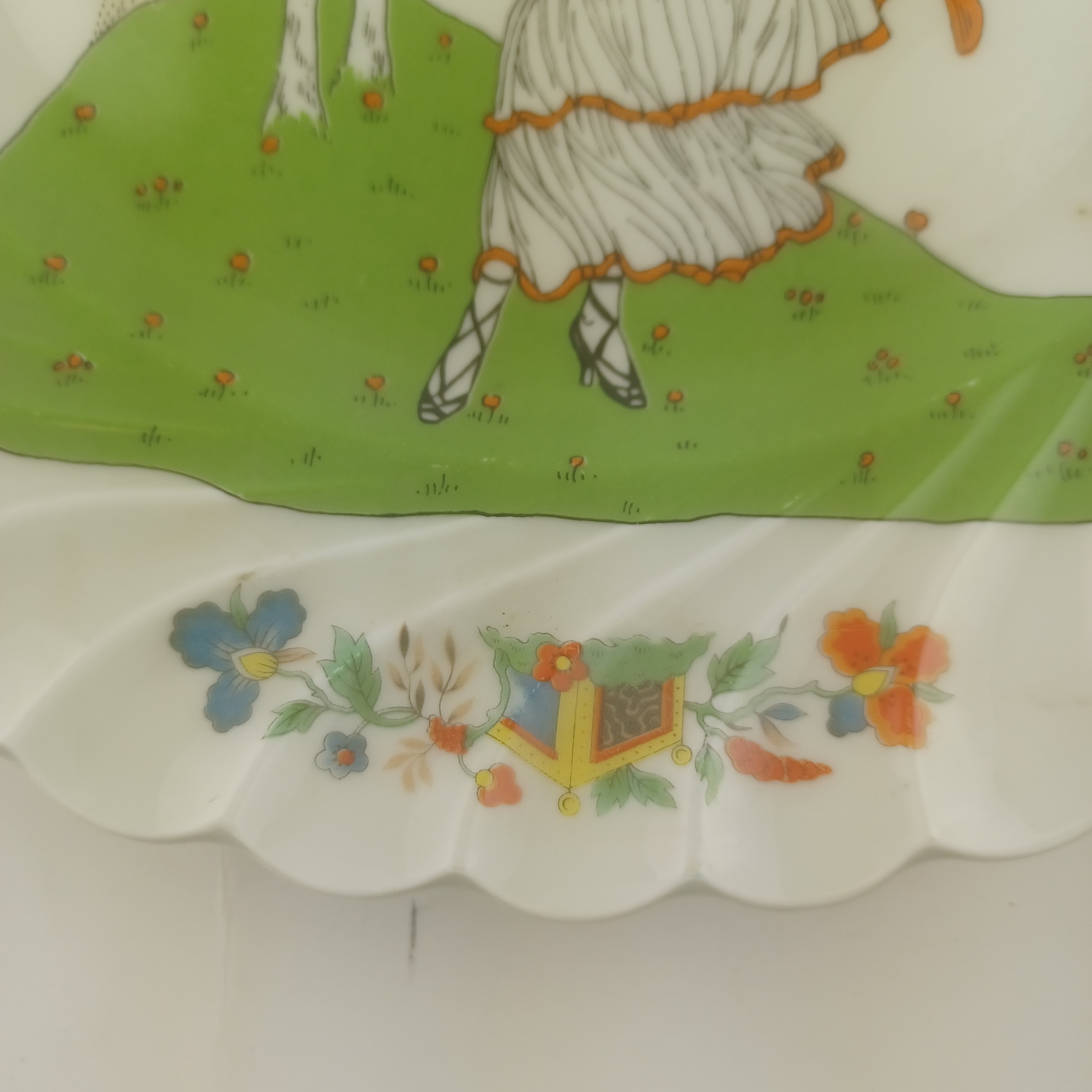 Assiette décorative de 27cm de diamètre en porcelaine d'art de Limoges, Valette, représentant une femme sentent une rose sous un arbre pris par le vent Très bon état - Vue 4 - 