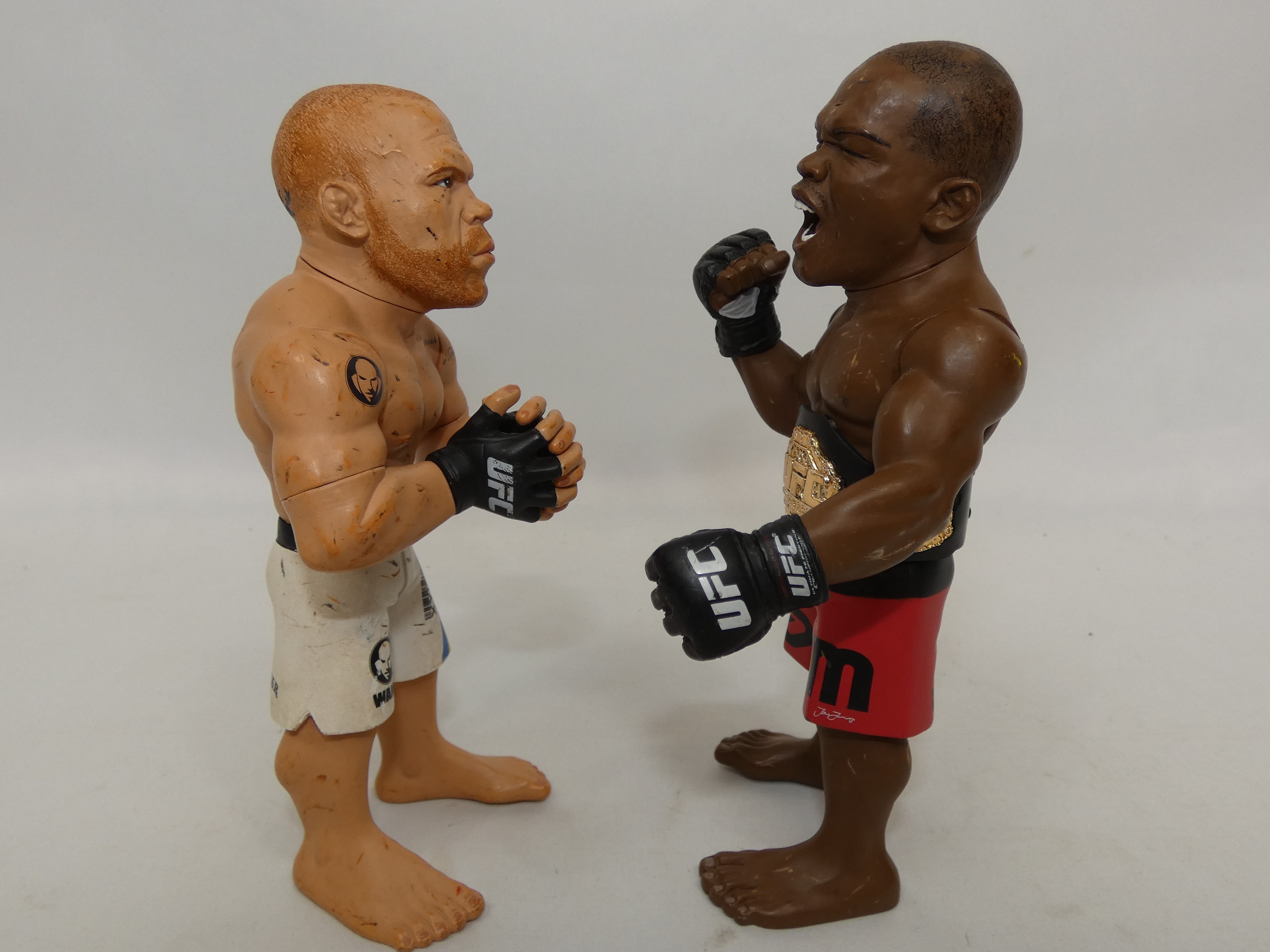 Voir photo 4 de Lot de 2 figurines Combattants UFC MMA Lot de 2 figurines Combattants UFC MMA Bon état - Vue 4 -