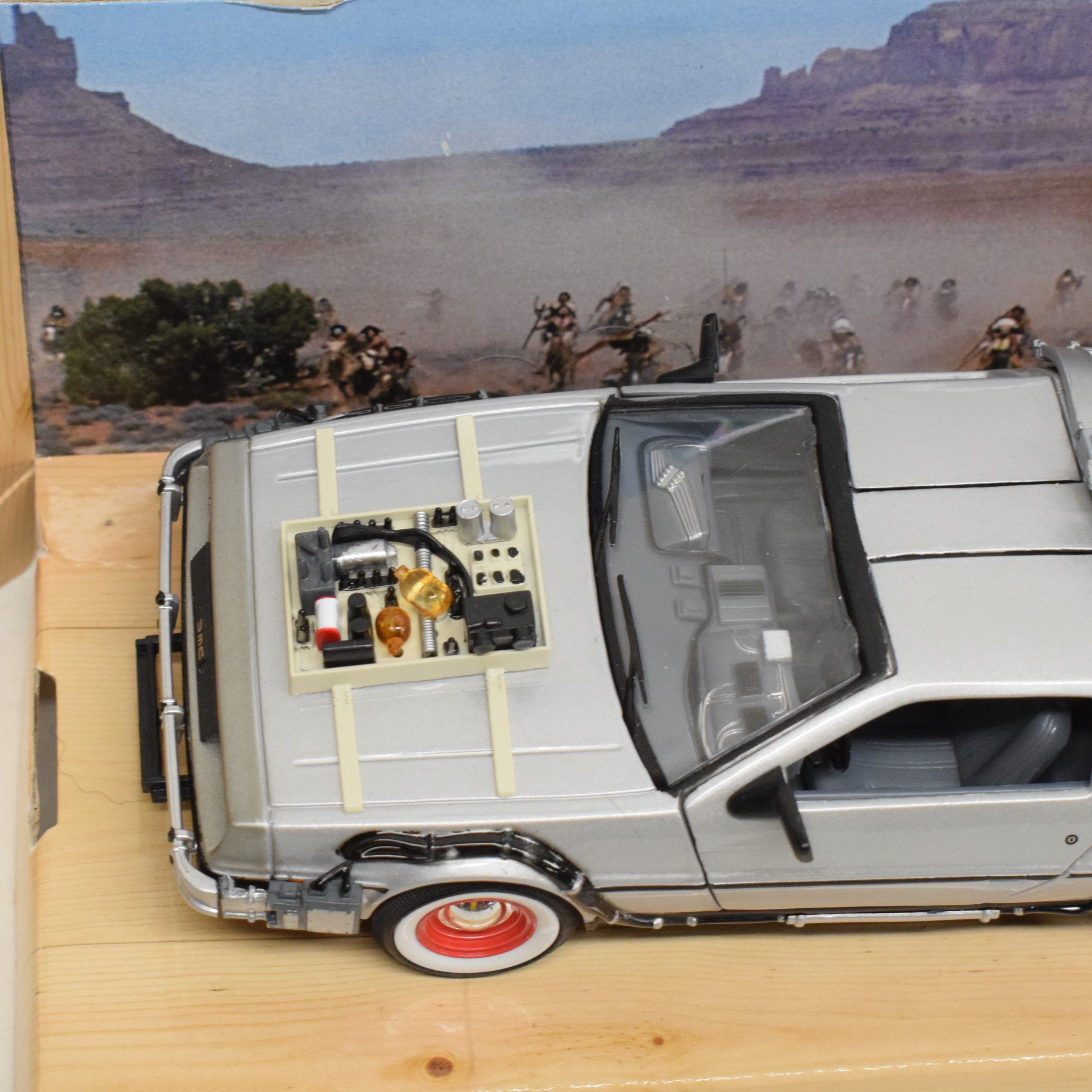 Voiture Dolorean retour vers le futur III au 1:24 par Welly État correct - Vue 5 - 