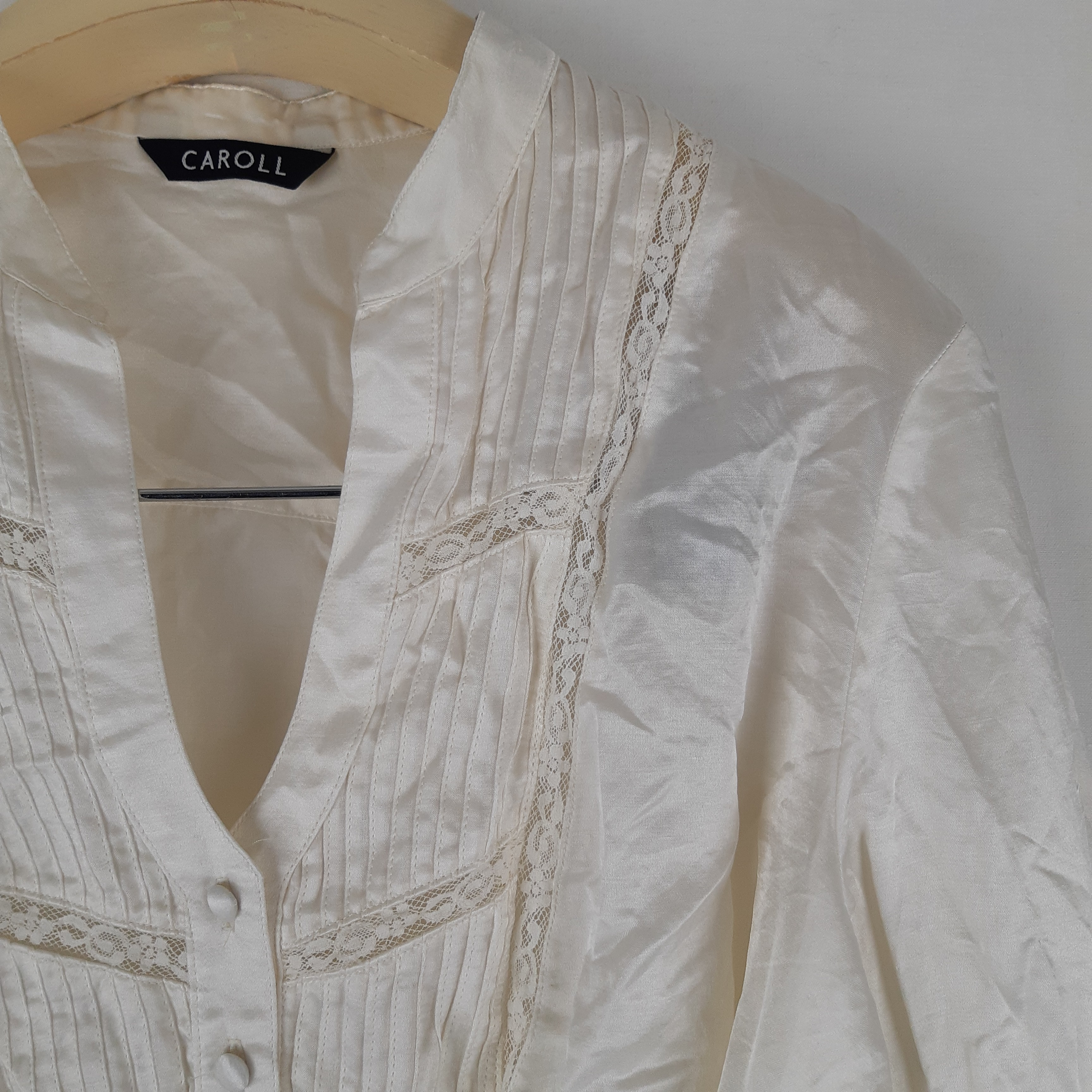 Voir photo 2 de Caroll - Blouse ivoire satinée soie avec dentelle - Taille 46 mesures Carrure= 43 cm Poitrine= 47 cm Longueur= 61 cm Caroll - Blouse ivoire satinée soie avec dentelle - Taille 46 mesures Carrure= 43 cm Poitrine= 47 cm Longueur= 61 cm Très bon état - Vue 2 -