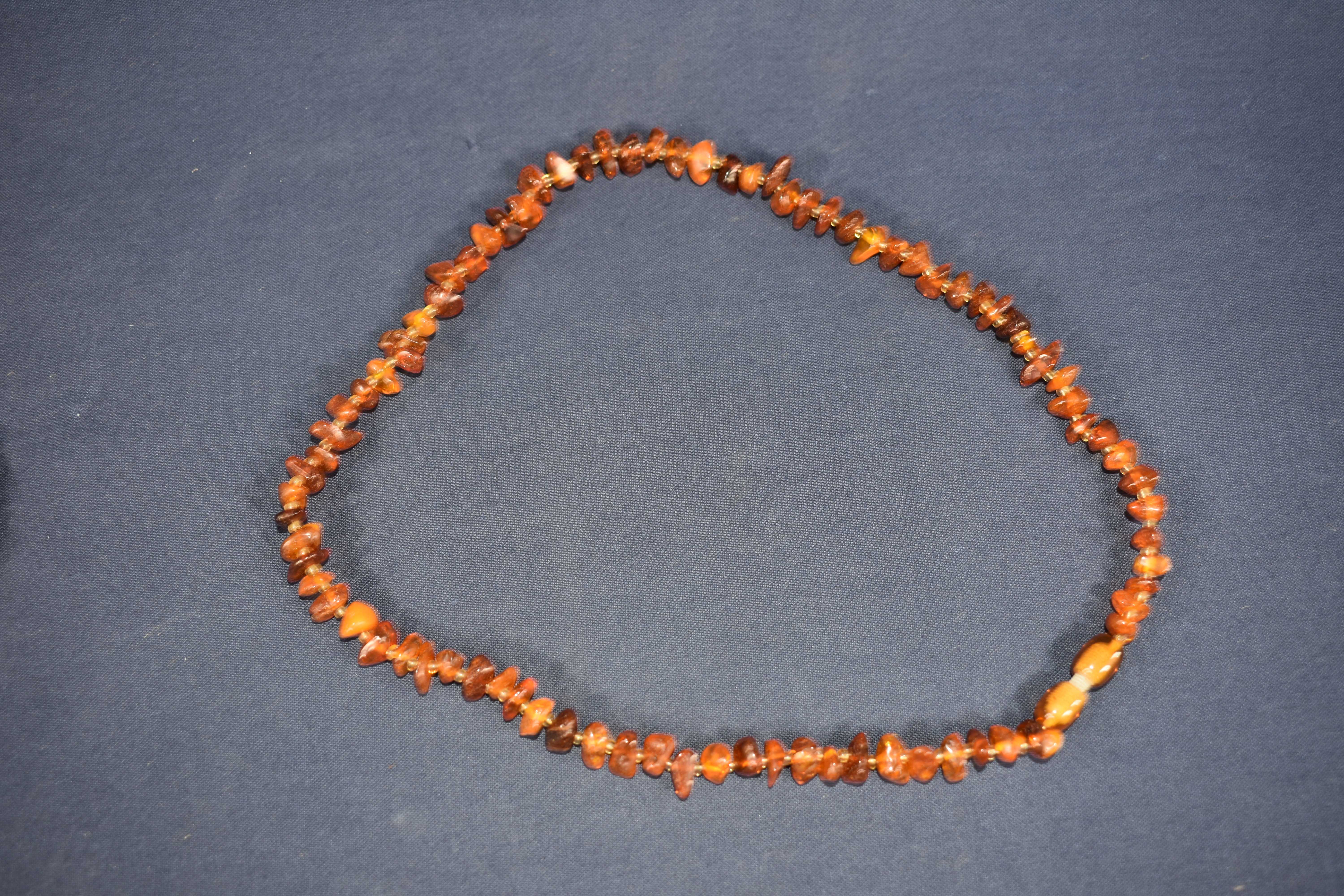 Voir photo 6 de 2 colliers fantaisie, 1 collier de perles, 1 collier d'ambre et 1 pendentif en porcelaine chinoise cerclé d'argent. 2 colliers fantaisie, 1 collier de perles, 1 collier d'ambre et 1 pendentif en porcelaine chinoise cerclé d'argent. Bon état - Vue 6 -