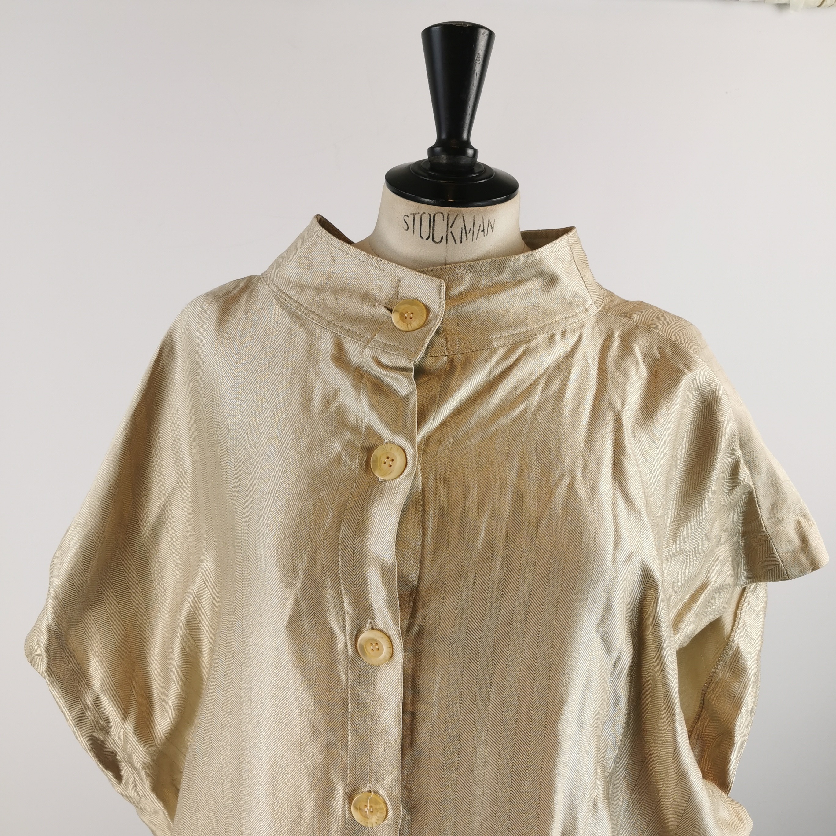 Voir photo 4 de Cape longue dorée Fabiana Filippi en soie - Taille unique Cape longue dorée Fabiana Filippi en soie - Taille unique Comme neuf - Vue 4 -