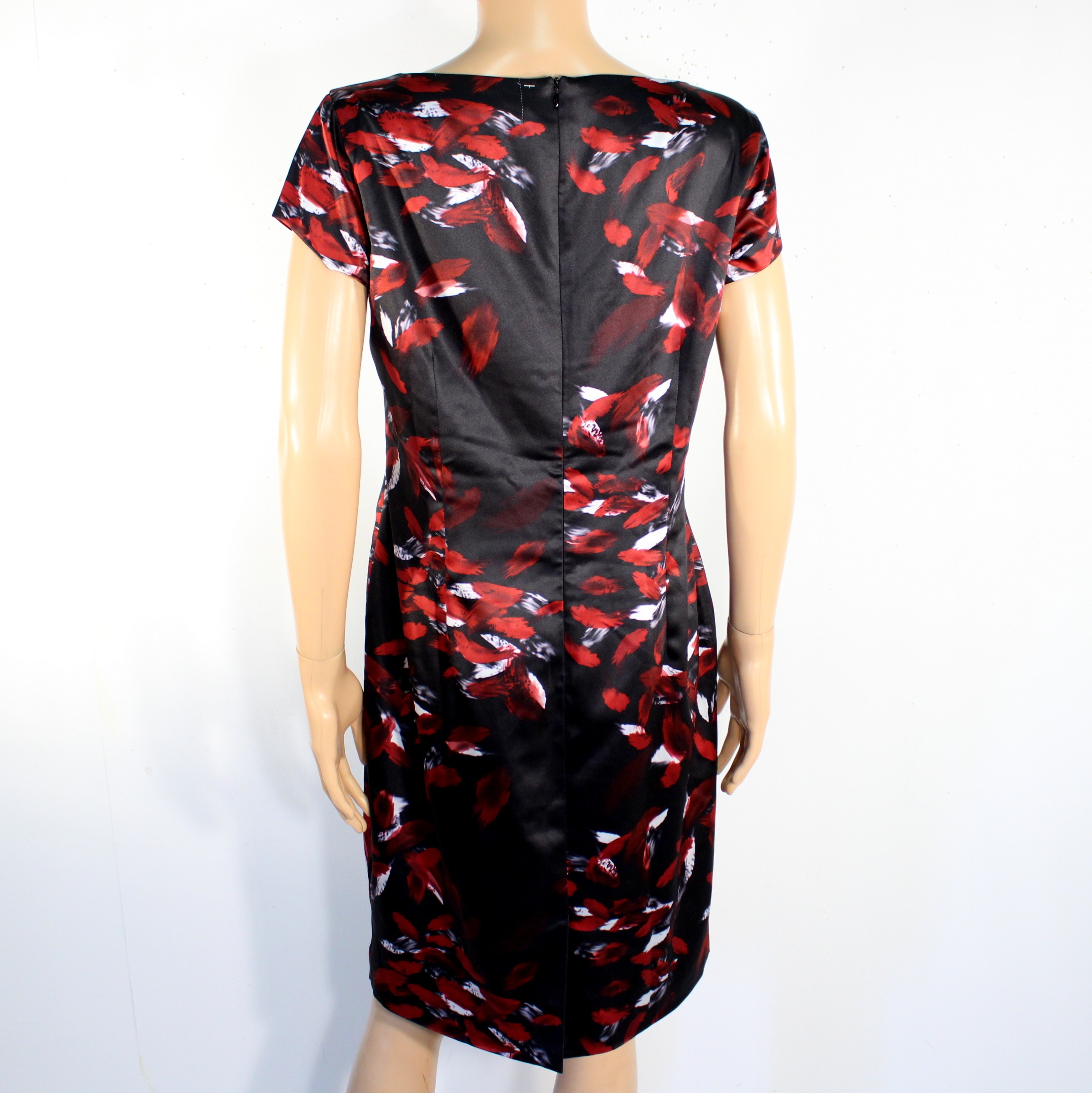 Voir photo 2 de Robe Noire & Rouge Satinée Taille ASHLEY BROOKE Taille 40 Robe Noire & Rouge Satinée Taille ASHLEY BROOKE Taille 40 - Vue 2 -