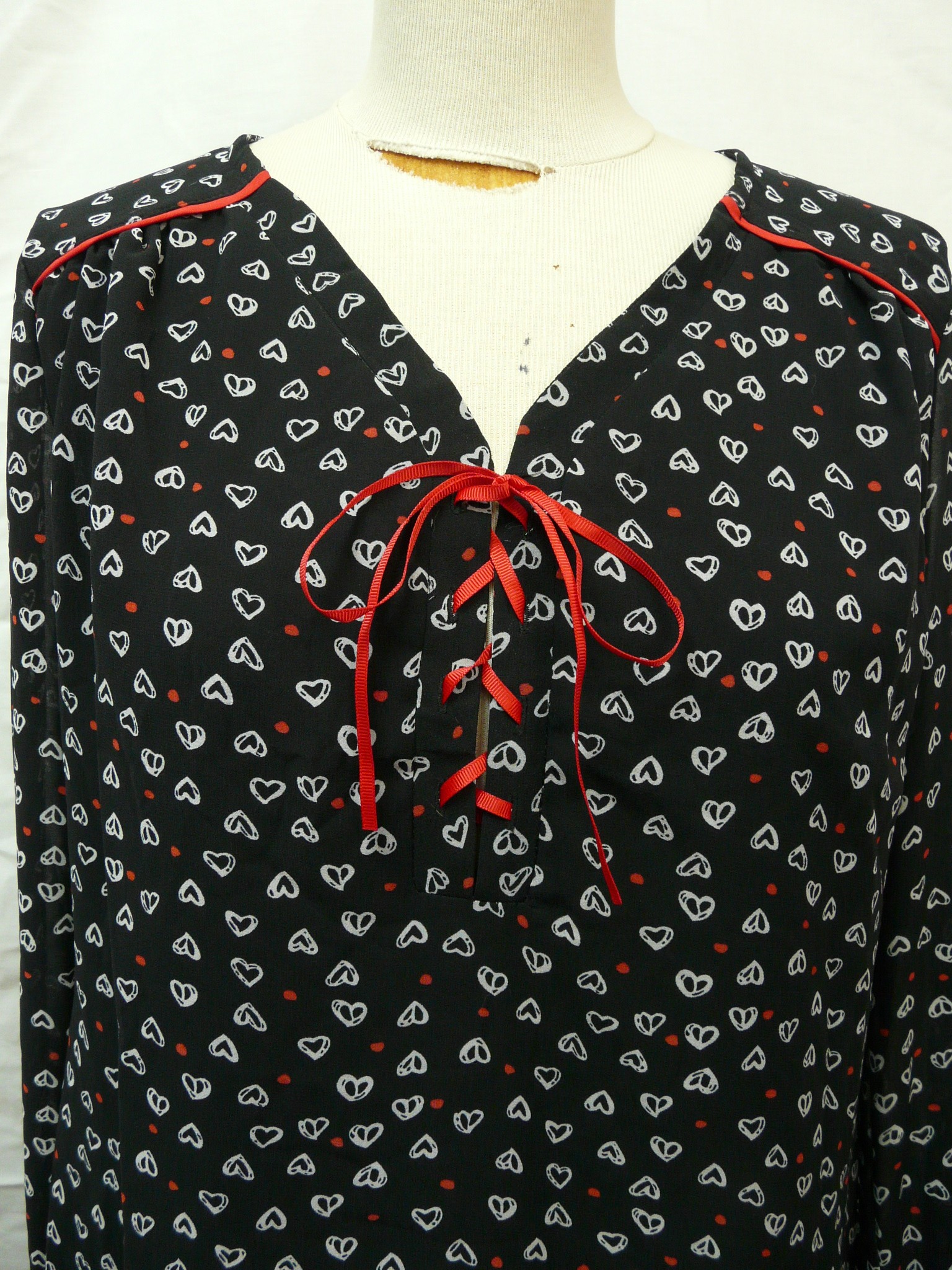 Voir photo 6 de HF51 - Blouse à motifs "cœurs" - L33 - Taille 5 (2XL) HF51 - Blouse à motifs "cœurs" - L33 - Taille 5 (2XL) Comme neuf - Vue 6 -