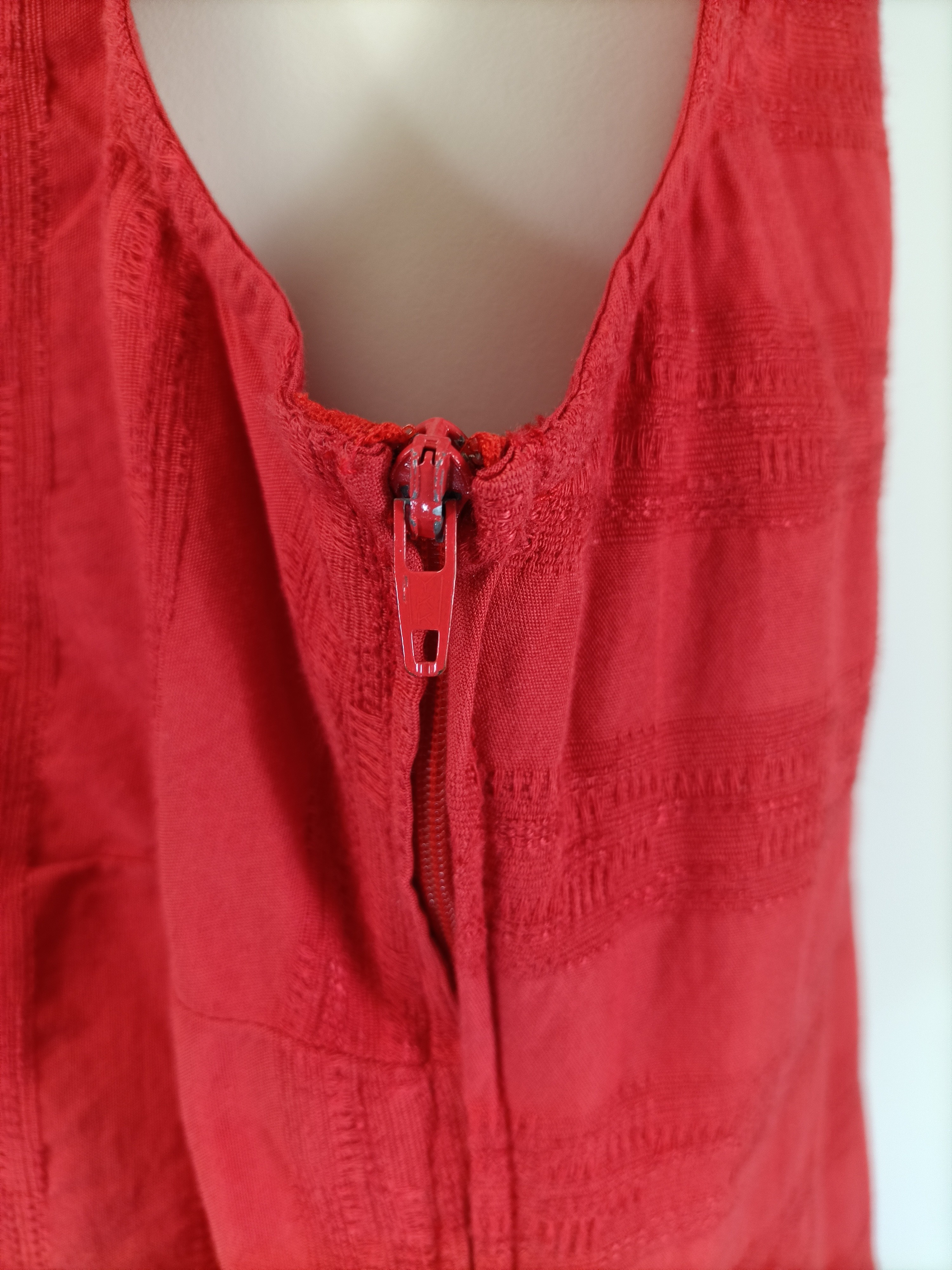 Robe rouge sans manches coton texturé fermeture dos - Mes sœurs et moi Très bon état - Vue 4 - 