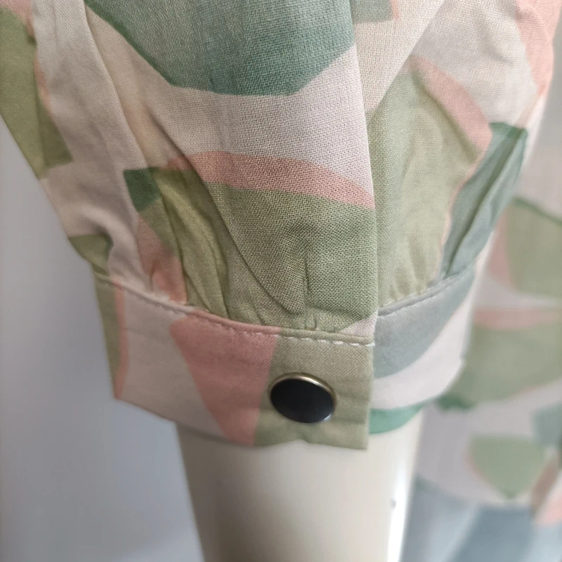 Blouse fluide imprimé feuillage pastel Quintessence col V manches 3/4 légère taille M Comme neuf - Vue 9 - 