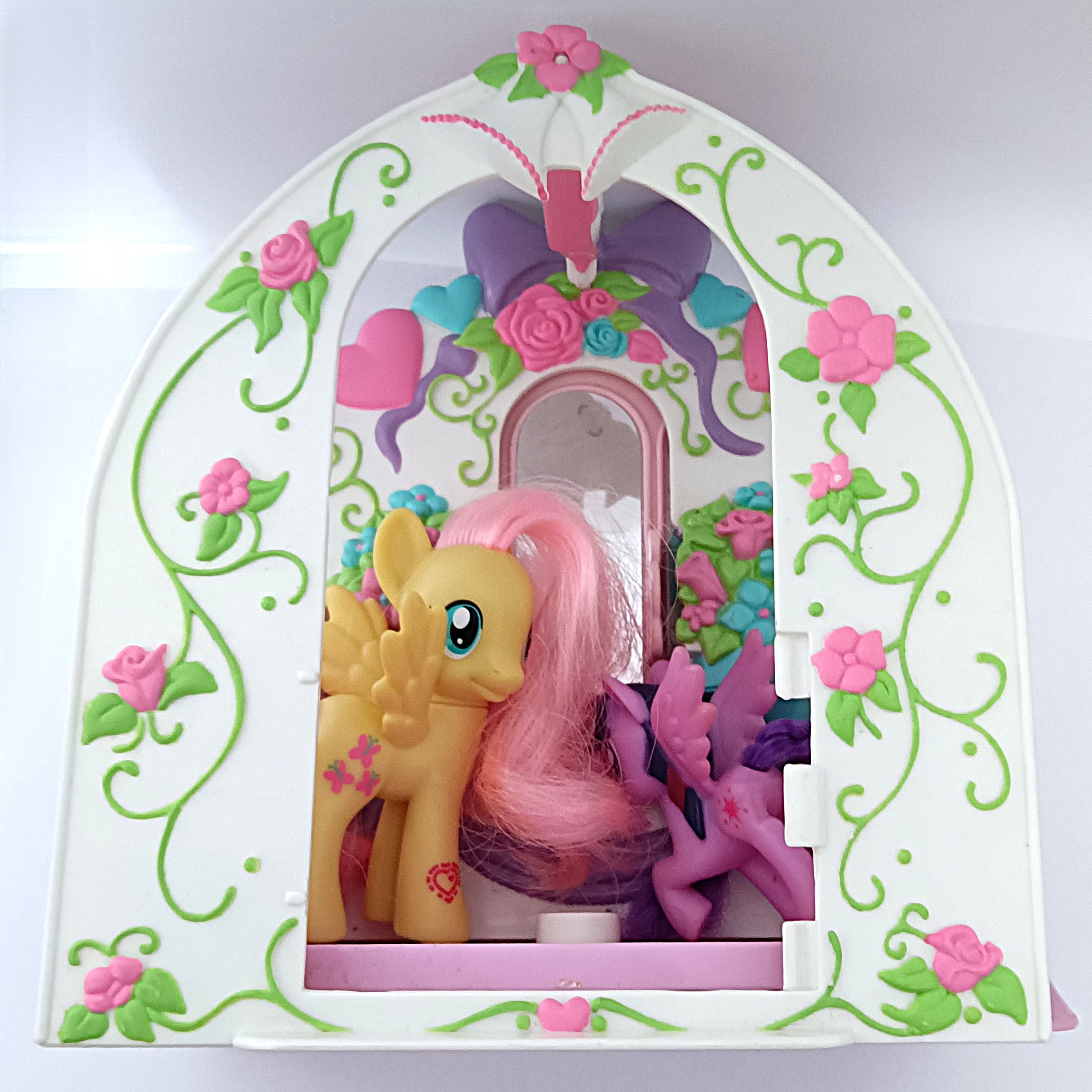 Voir photo 9 de Chapelle My Little Pony avec décor floral et deux figurines de remplacement Chapelle My Little Pony avec décor floral et deux figurines de remplacement Bon état - Vue 9 -