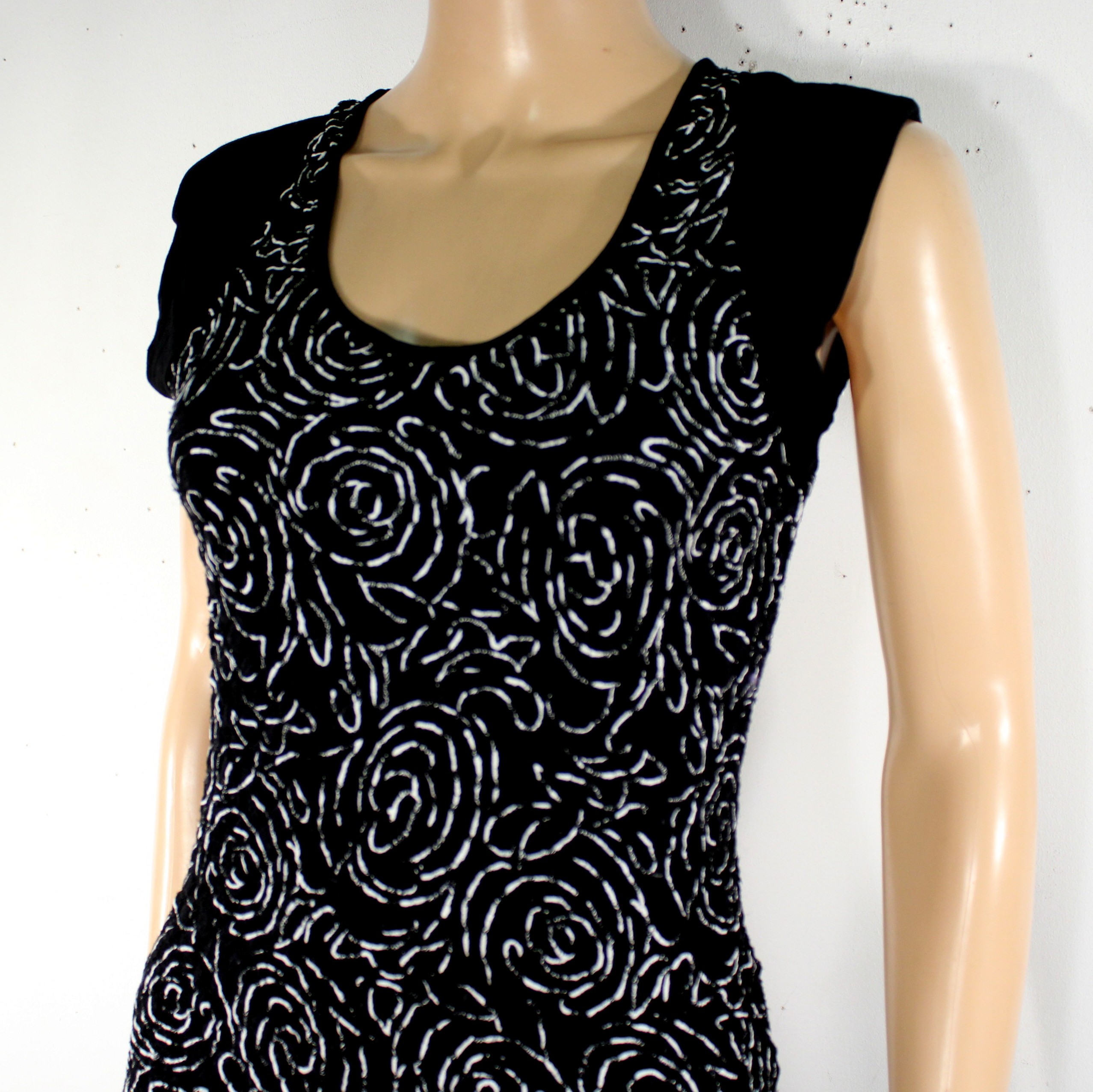 Voir photo 2 de Robe Noire Fleuris Blanc JUS D'ORANGE Taille Estimée S Robe Noire Fleuris Blanc JUS D'ORANGE Taille Estimée S Très bon état - Vue 2 -