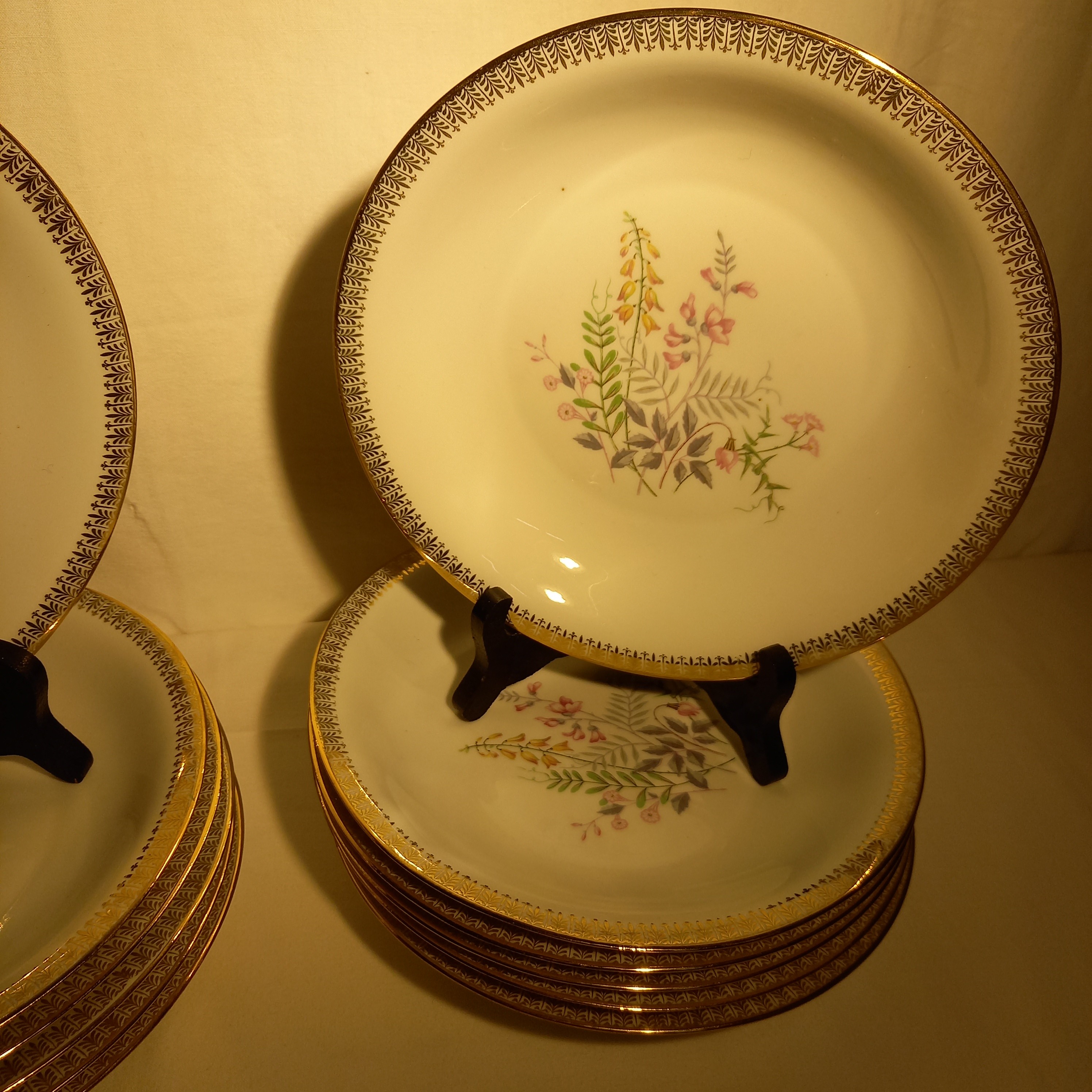 Voir photo 3 de Vintage 12 assiettes creuse porcelaine décor floral et doré Vintage 12 assiettes creuse porcelaine décor floral et doré - Vue 3 -