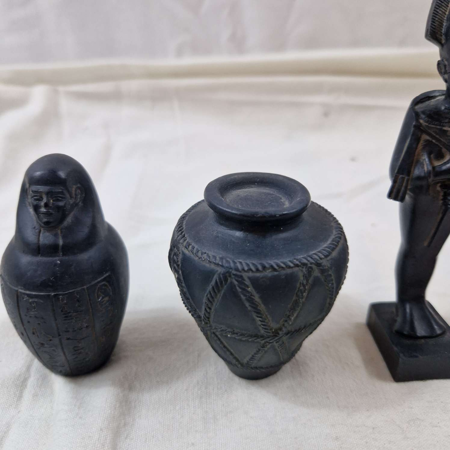 Petit lot de statuettes égyptiennes en résine - Photo 2