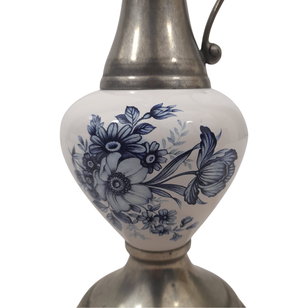 Voir photo 6 de Élégant Pichet en Étain et Céramique Vintage – Motif Floral Bleu Style Delft - 30 cm Élégant Pichet en Étain et Céramique Vintage – Motif Floral Bleu Style Delft - 30 cm Très bon état - Vue 6 -