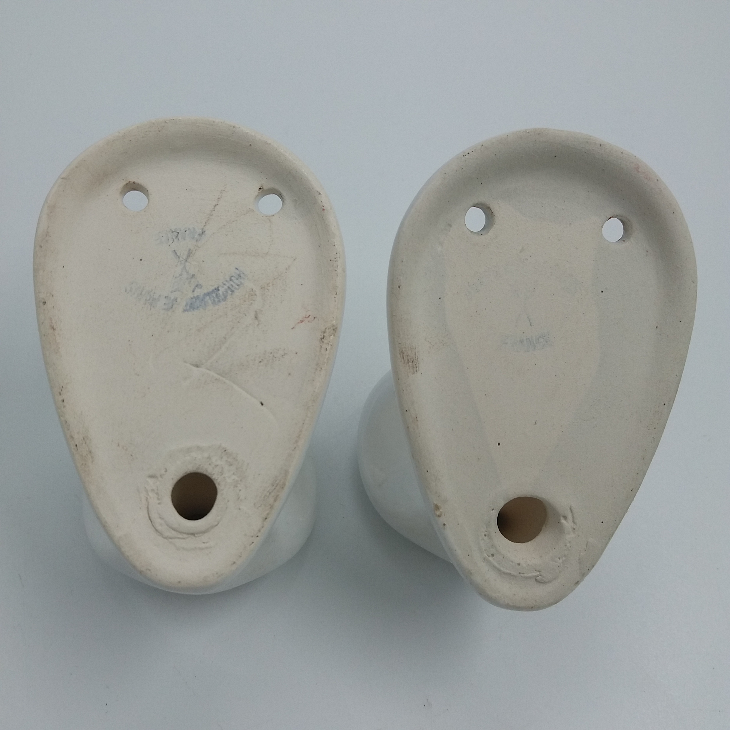 Lot de deux anciennes patères blanches. Porcelaine. Décor floral bouton de rose. Porcelaine de paris. Signée dessous - Photo 2