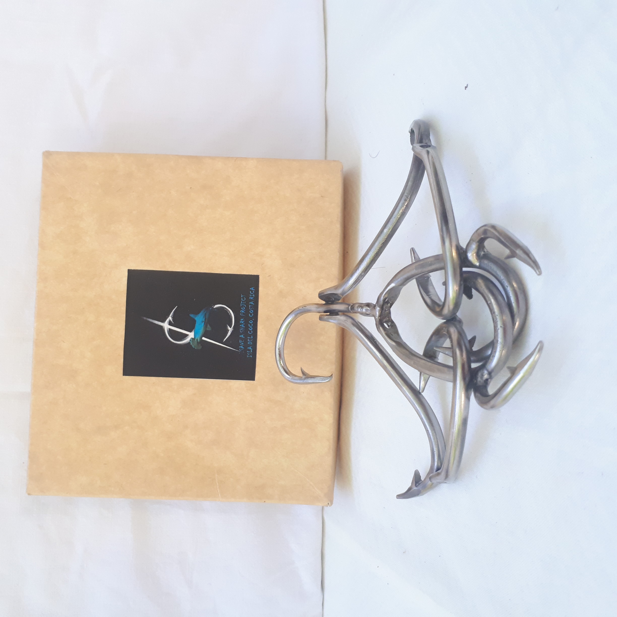 Bijou représentant une Raie Manta, acier  Bon état -  reconditionné disponible sur Label Emmaüs
