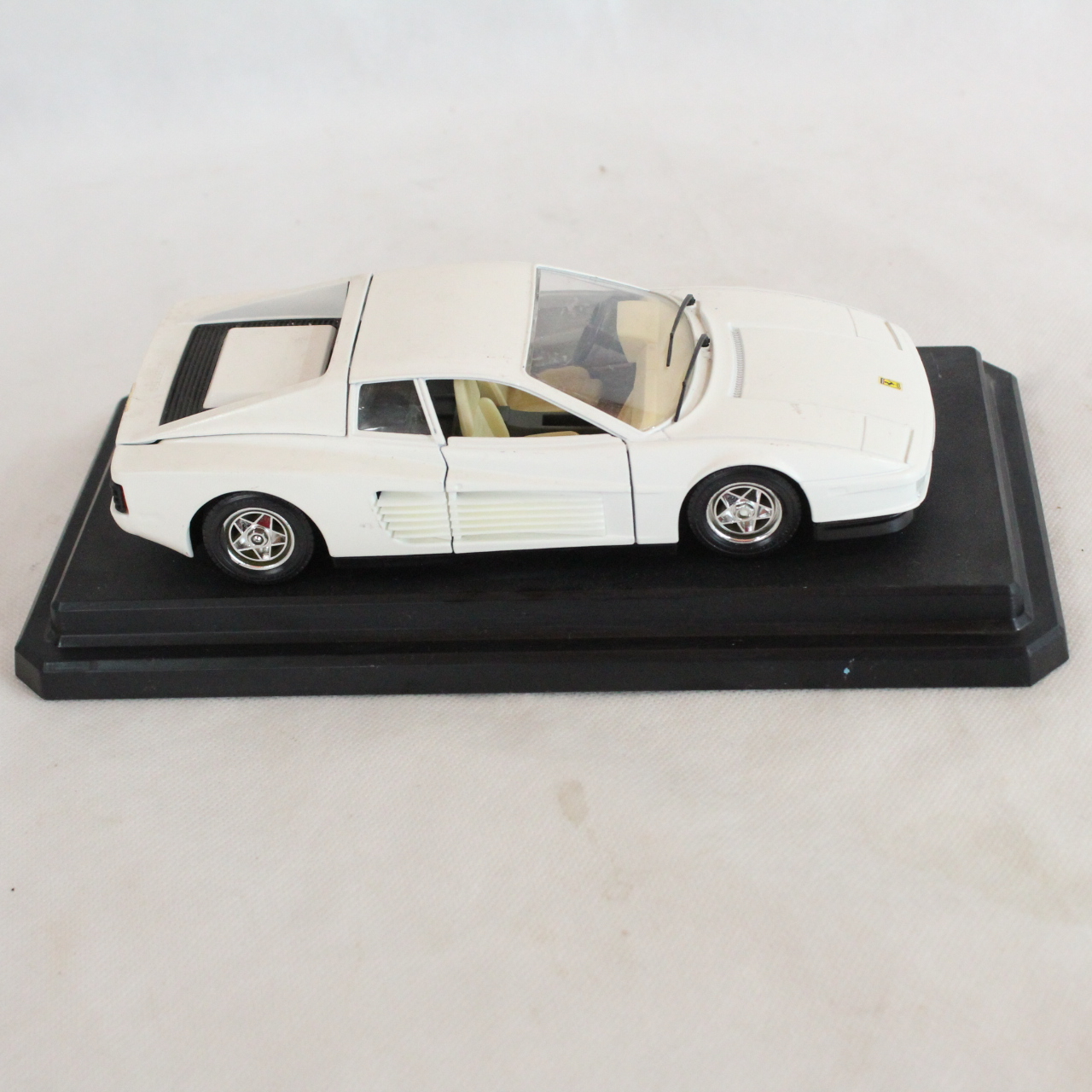 Voiture miniature Ferrari Testarosa 1984  -  reconditionné disponible sur Label Emmaüs