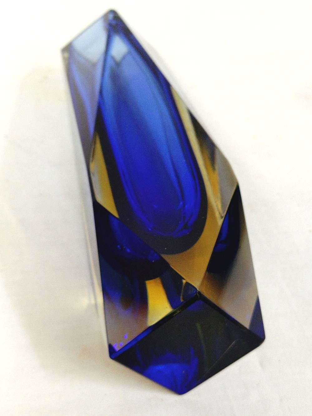 Vase en verre Murano sommerso facetté bleu Klein et ambre-1970, fait main. - Photo 4
