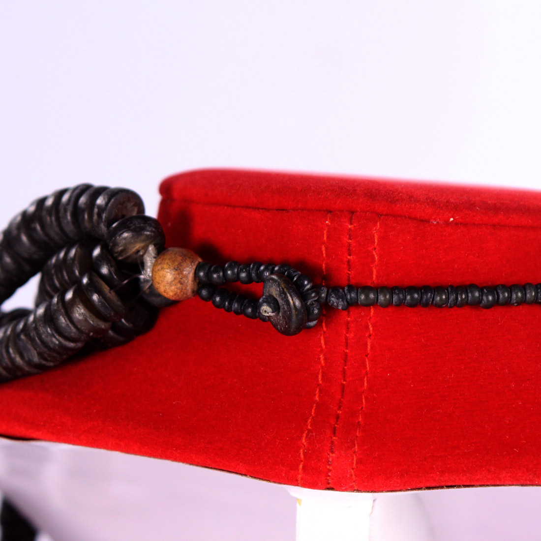 Collier multirang bois et os teints Bon état - Vue 3 - 