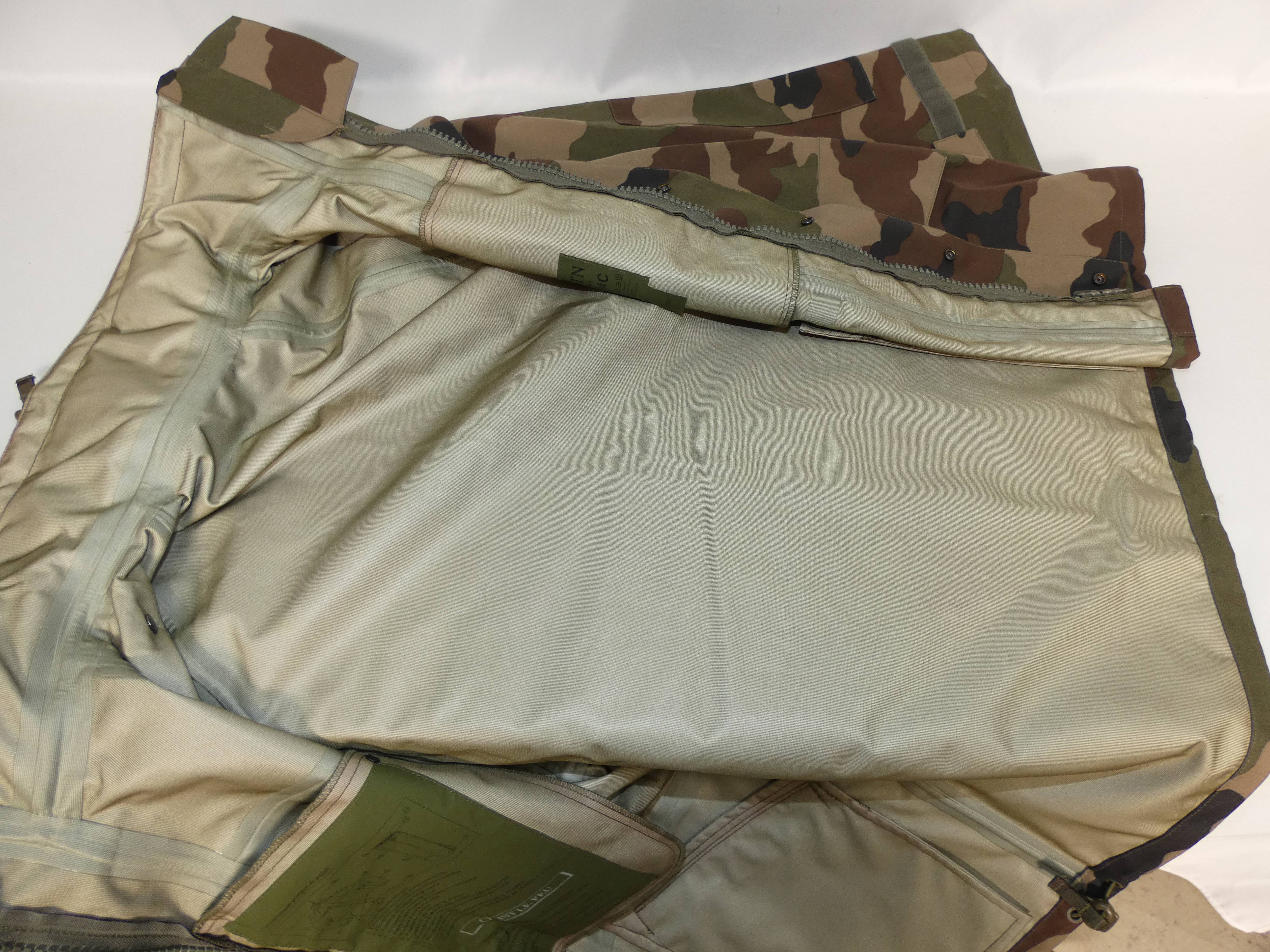 Voir photo 10 de Veste légère de terrain avec camouflage VTN T. L Veste légère de terrain avec camouflage VTN T. L Comme neuf - Vue 10 -