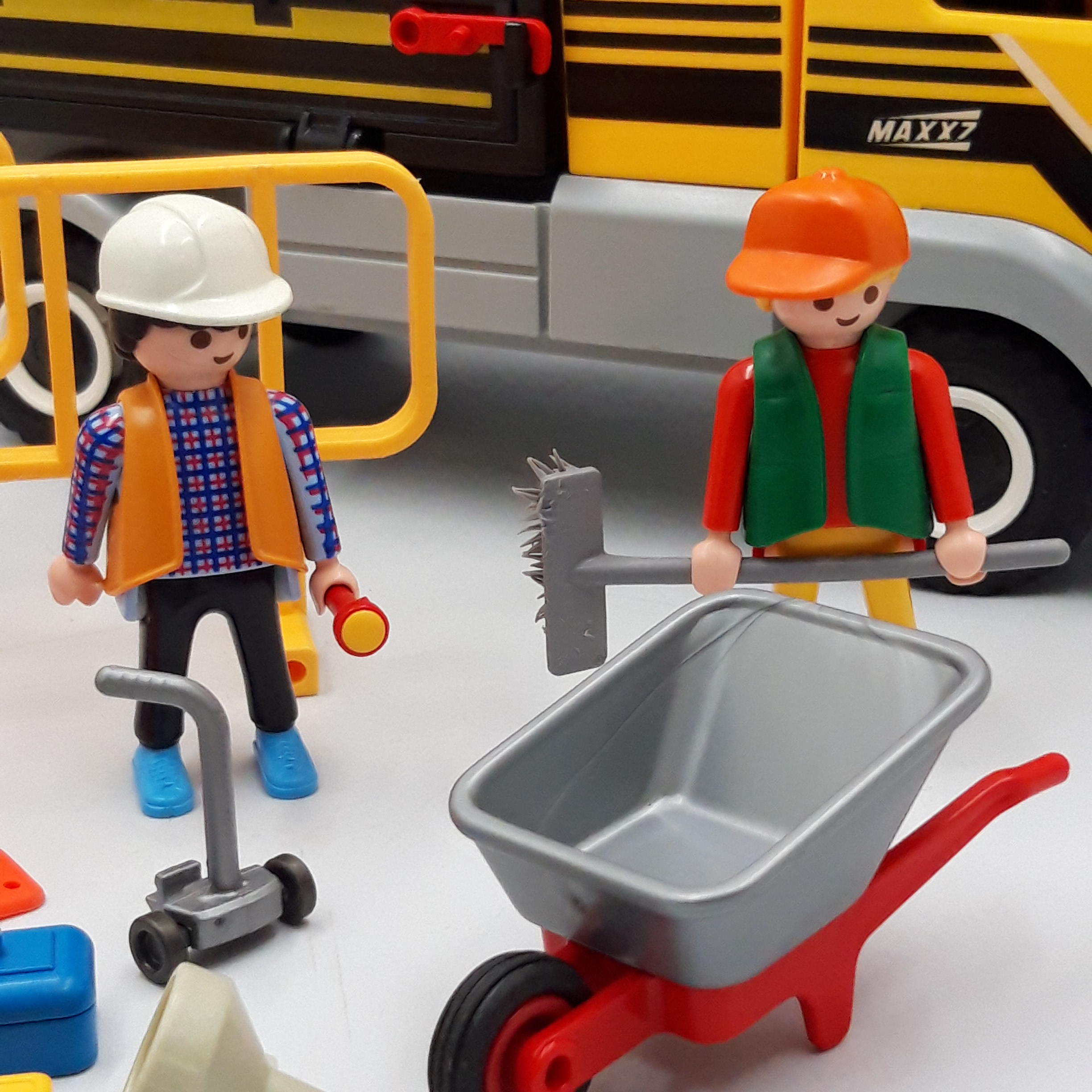 Playmobil référence d'origine 70742 'Site de travaux avec camion et ouvriers' 18 pièces - Bon état - Photo 2
