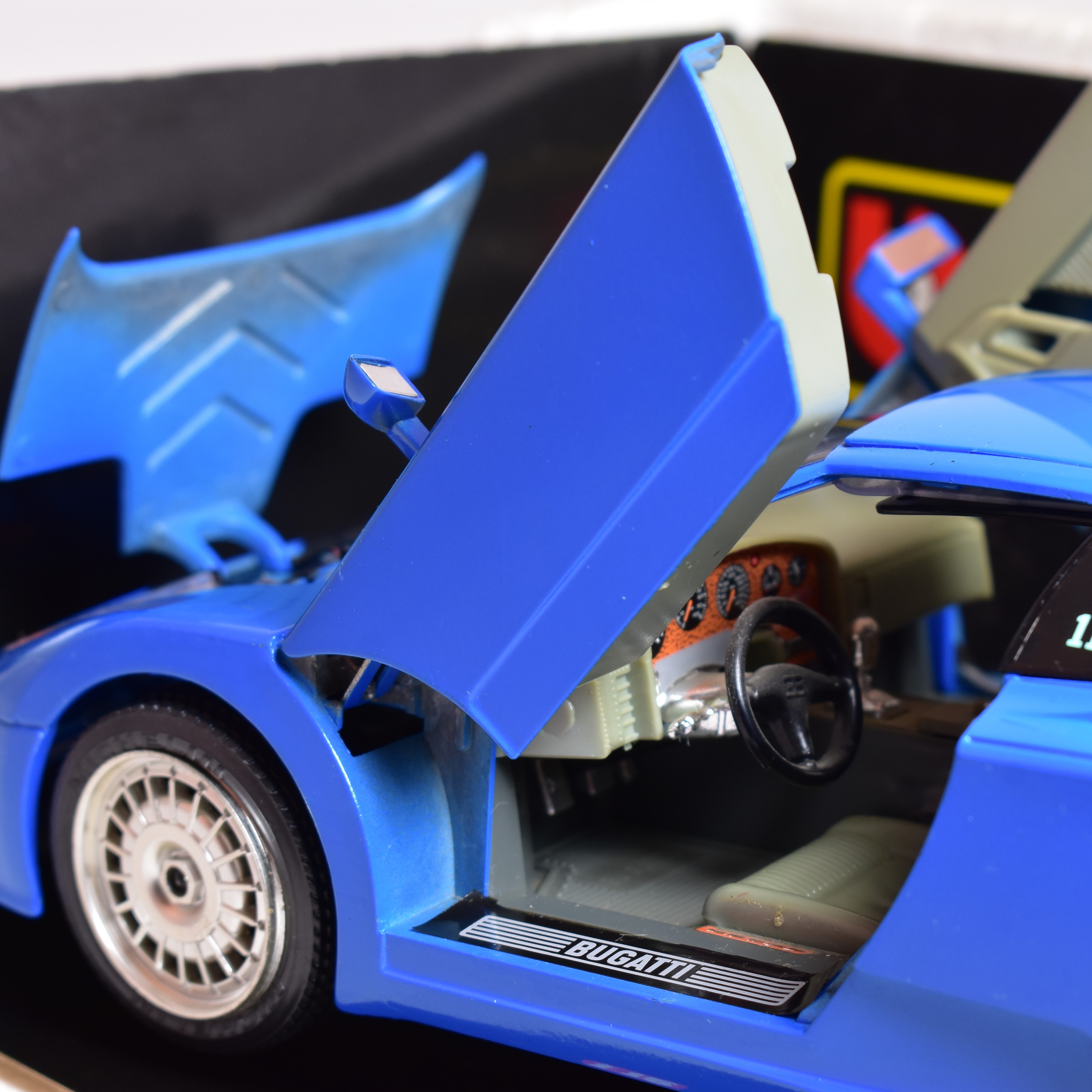 Voir photo 3 de Bburago Bugatti II GB 1991 . 1:18 Bburago Bugatti II GB 1991 . 1:18 Très bon état - Vue 3 -