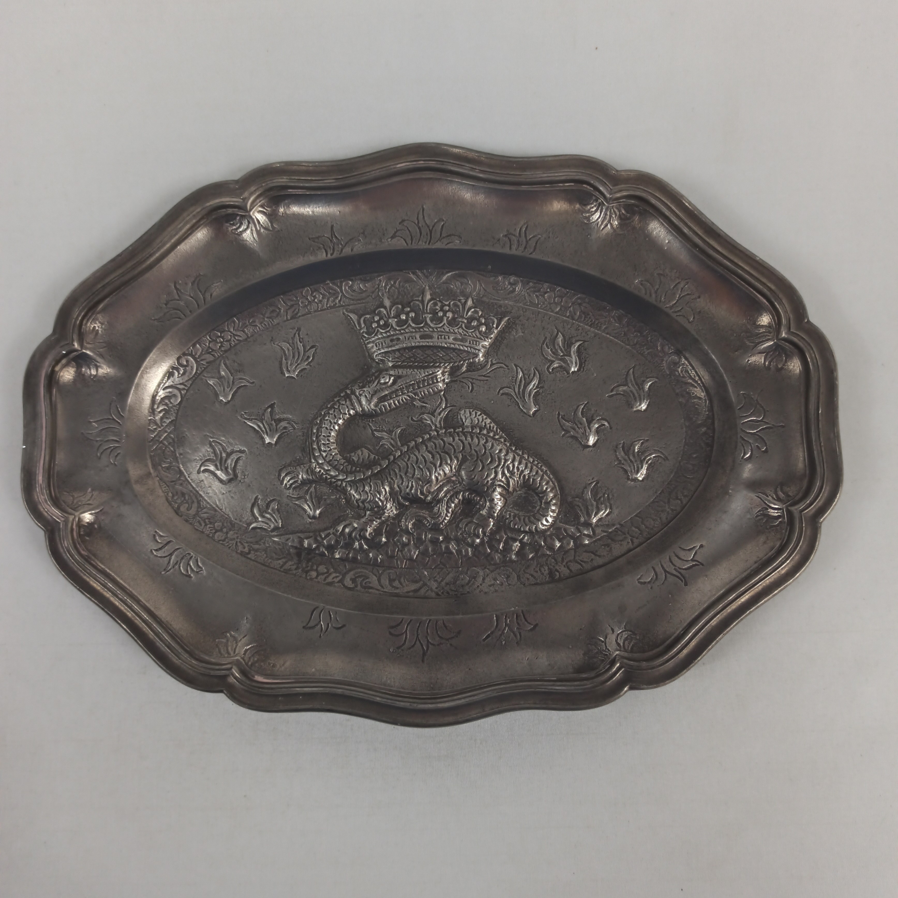 Plat décoratif en étain - Bon état sur Label Emmaüs