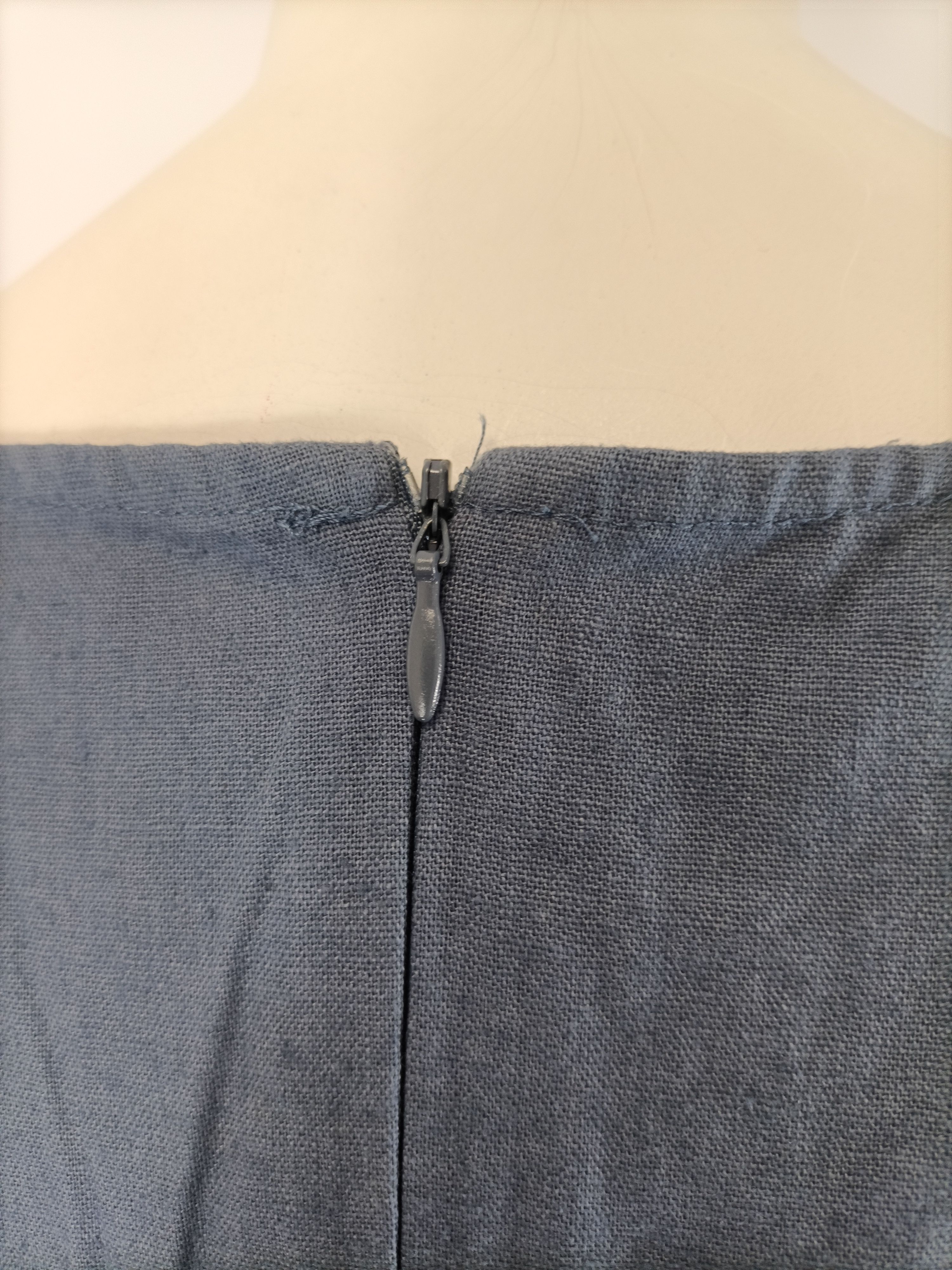 Robe grise sans manches maille légère détail brodé coupe fluide Taille L - 40 Comme neuf - Vue 5 - 