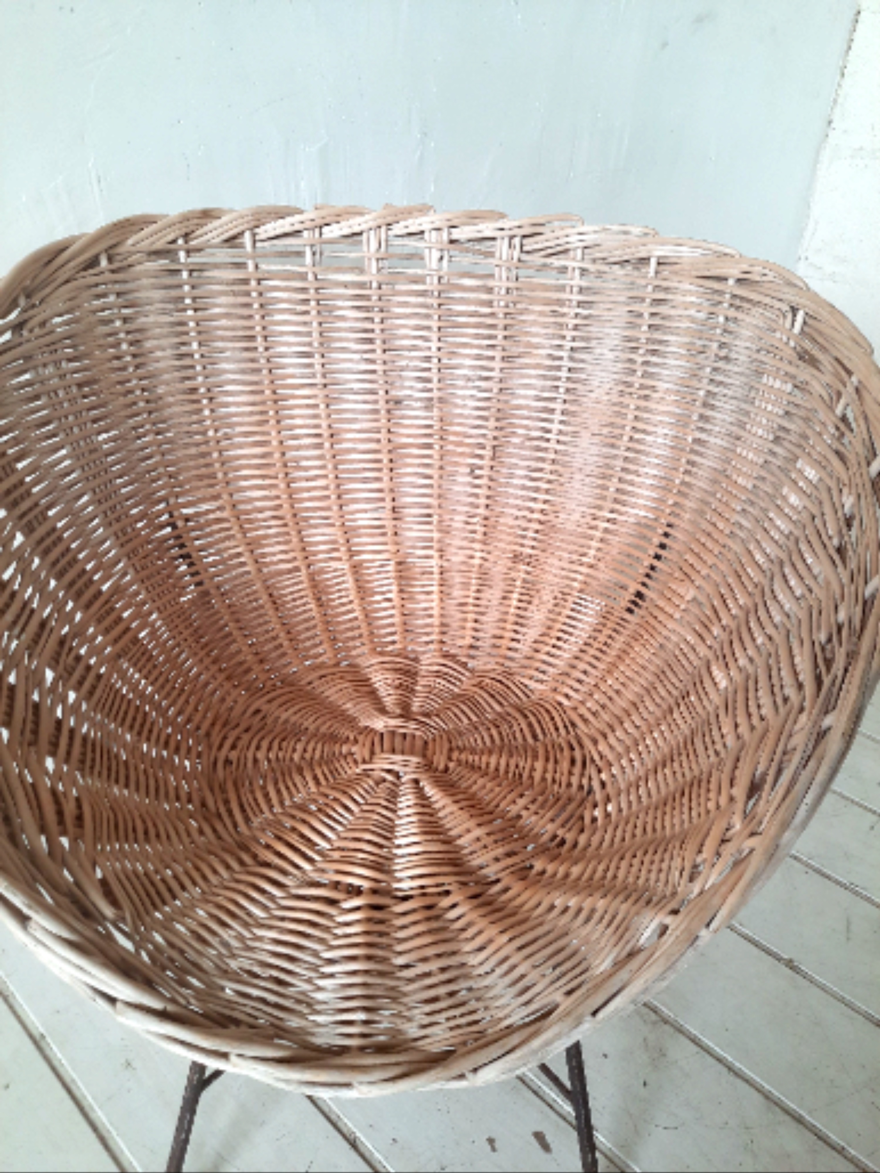Fauteuil corbeille en rotin vintage 50-60s - Photo 6