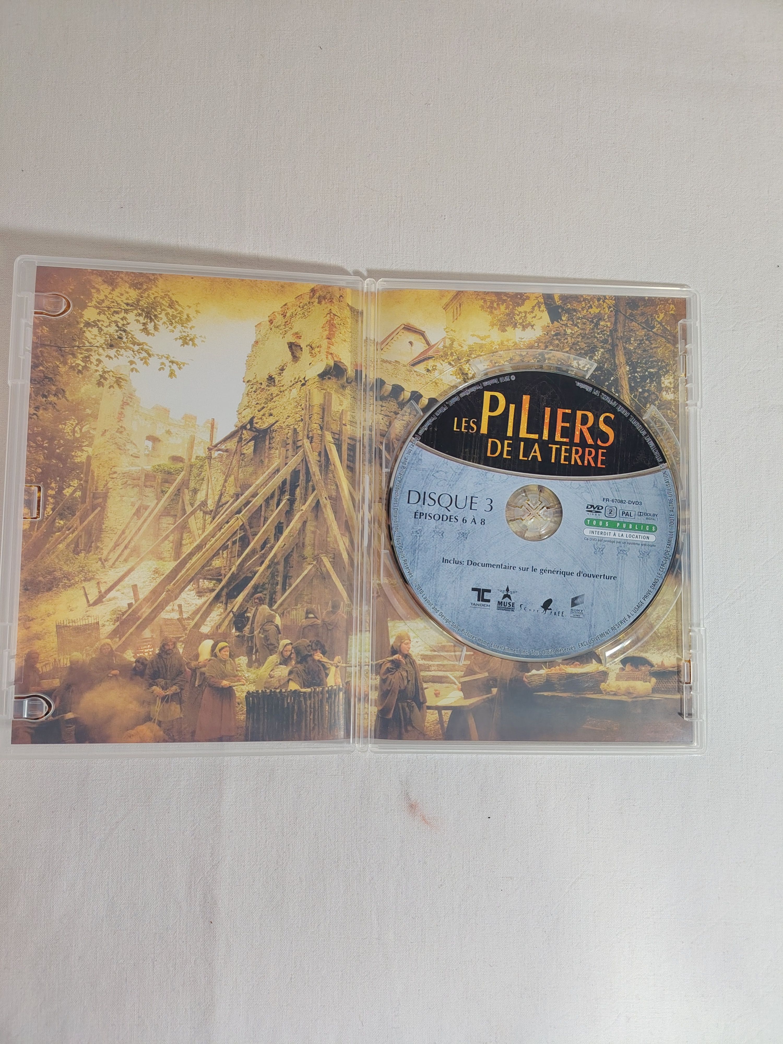 Voir photo 4 de Les piliers de la terre-Intégrale 3 DVD + Livre "Un monde sans fin" Les piliers de la terre-Intégrale 3 DVD + Livre "Un monde sans fin" Bon état - Vue 4 -