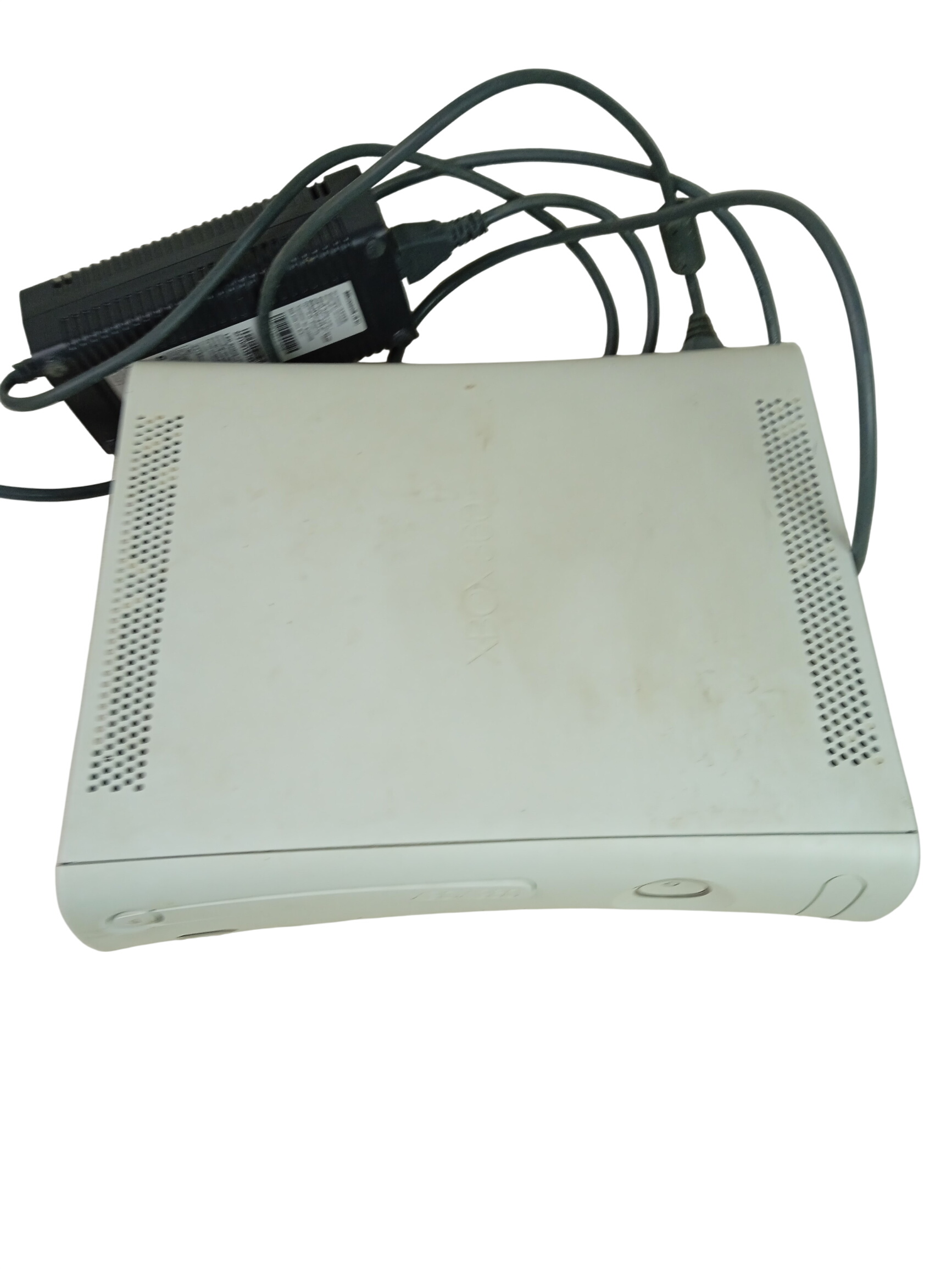 Console Microsoft Xbox 360 blanche vendu en l'état pour pièce. État correct -  reconditionné disponible sur Label Emmaüs