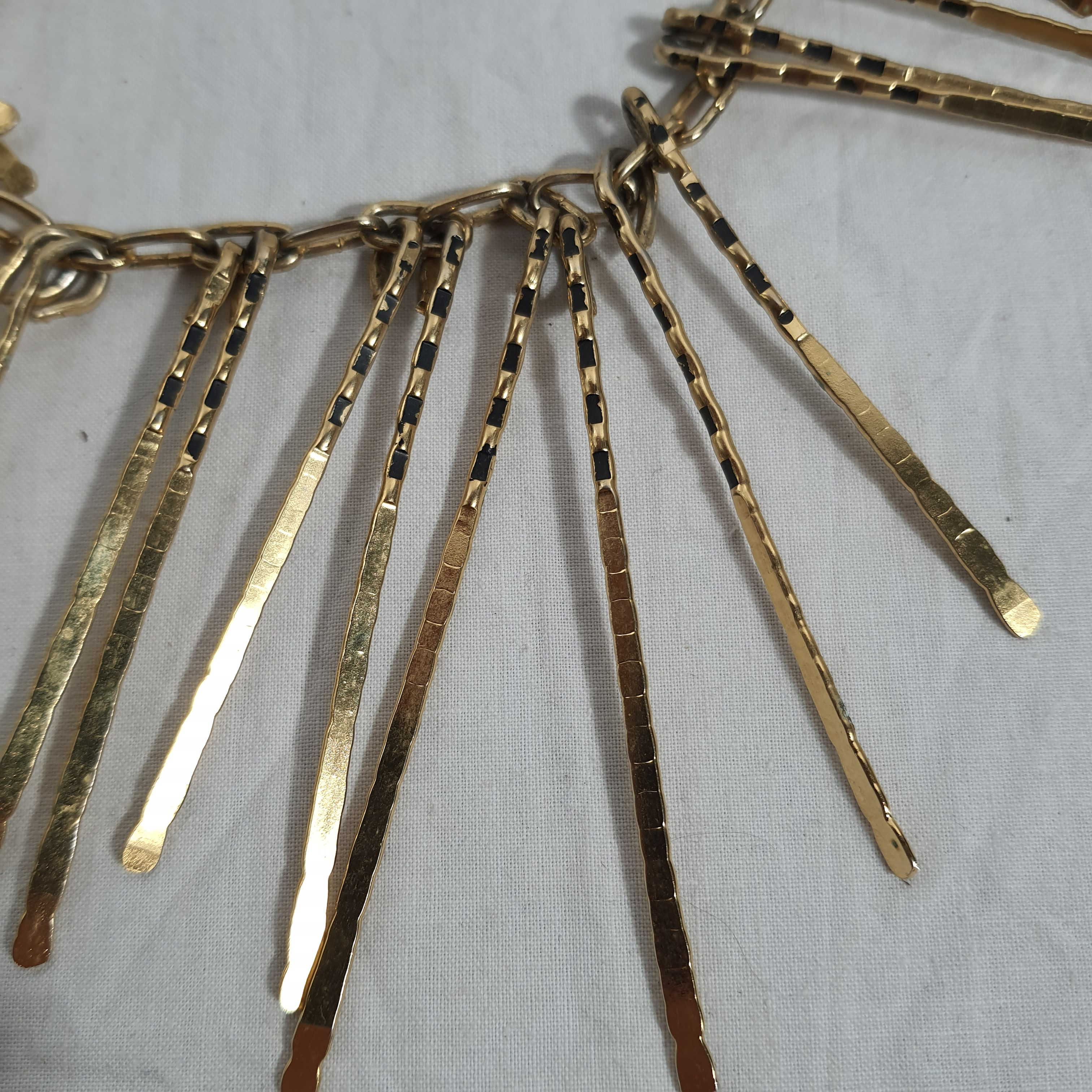 Collier en métal, style M. Buffet  - Vue 2 - 