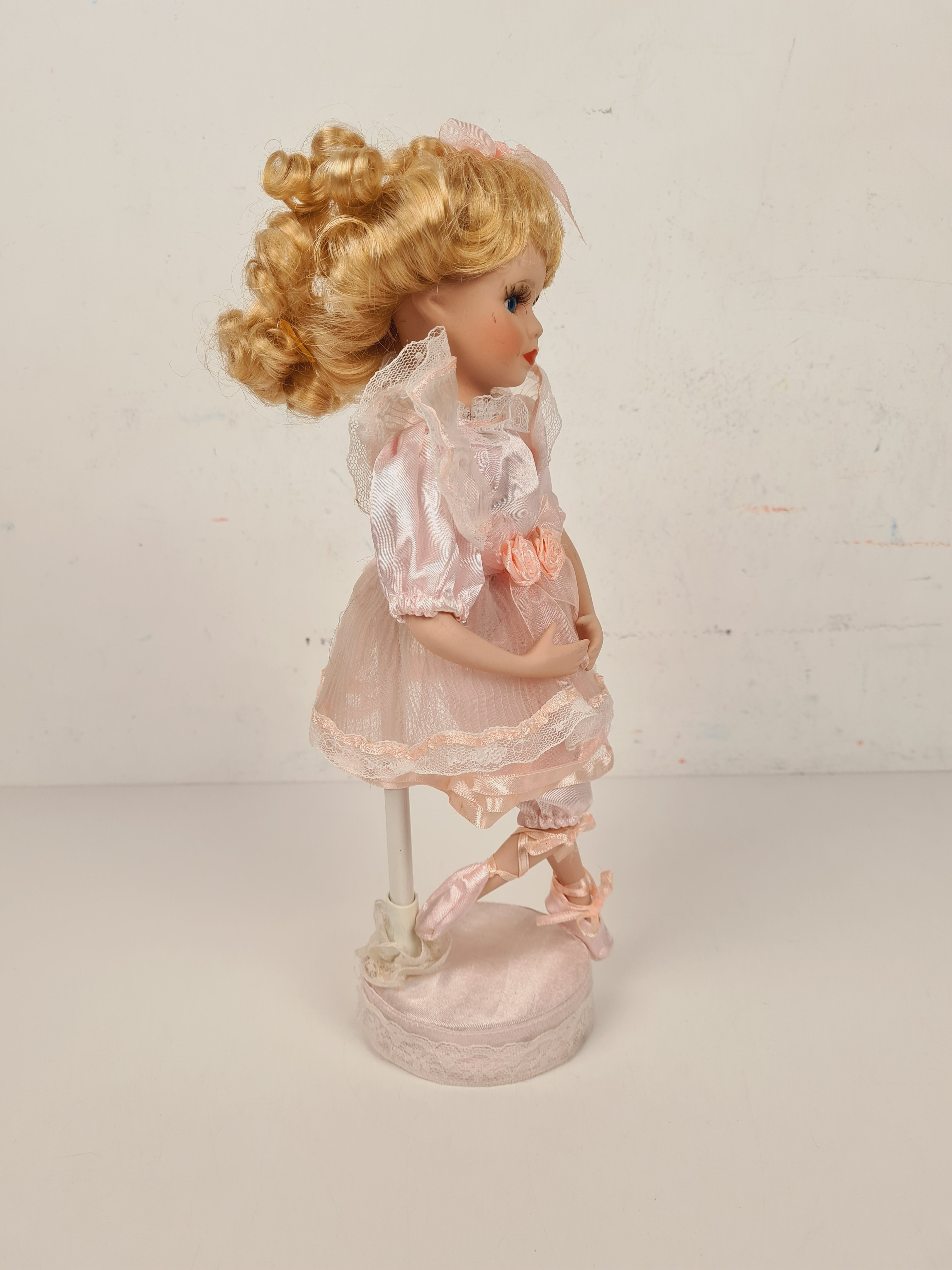 Voir photo 2 de Poupée - Poupée en porcelaine ballerine tutu rose avec son socle - 33 cm Poupée - Poupée en porcelaine ballerine tutu rose avec son socle - 33 cm Bon état - Vue 2 -