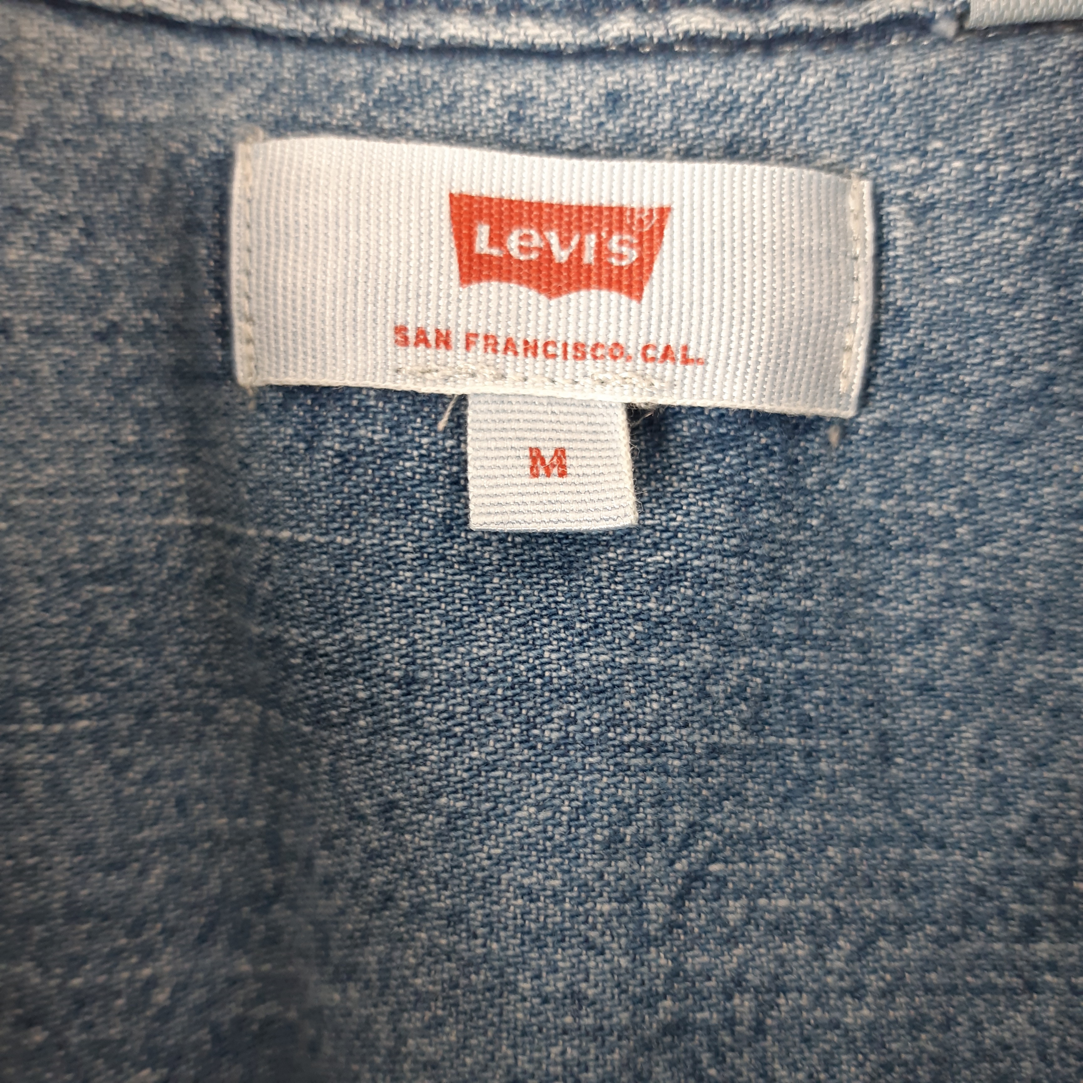 Levis - Chemise en jean sans manches à nouer - Taille M mesures Carrure= 36 Poitrine= 52 Longueur= 46 Très bon état - Vue 5 - 
