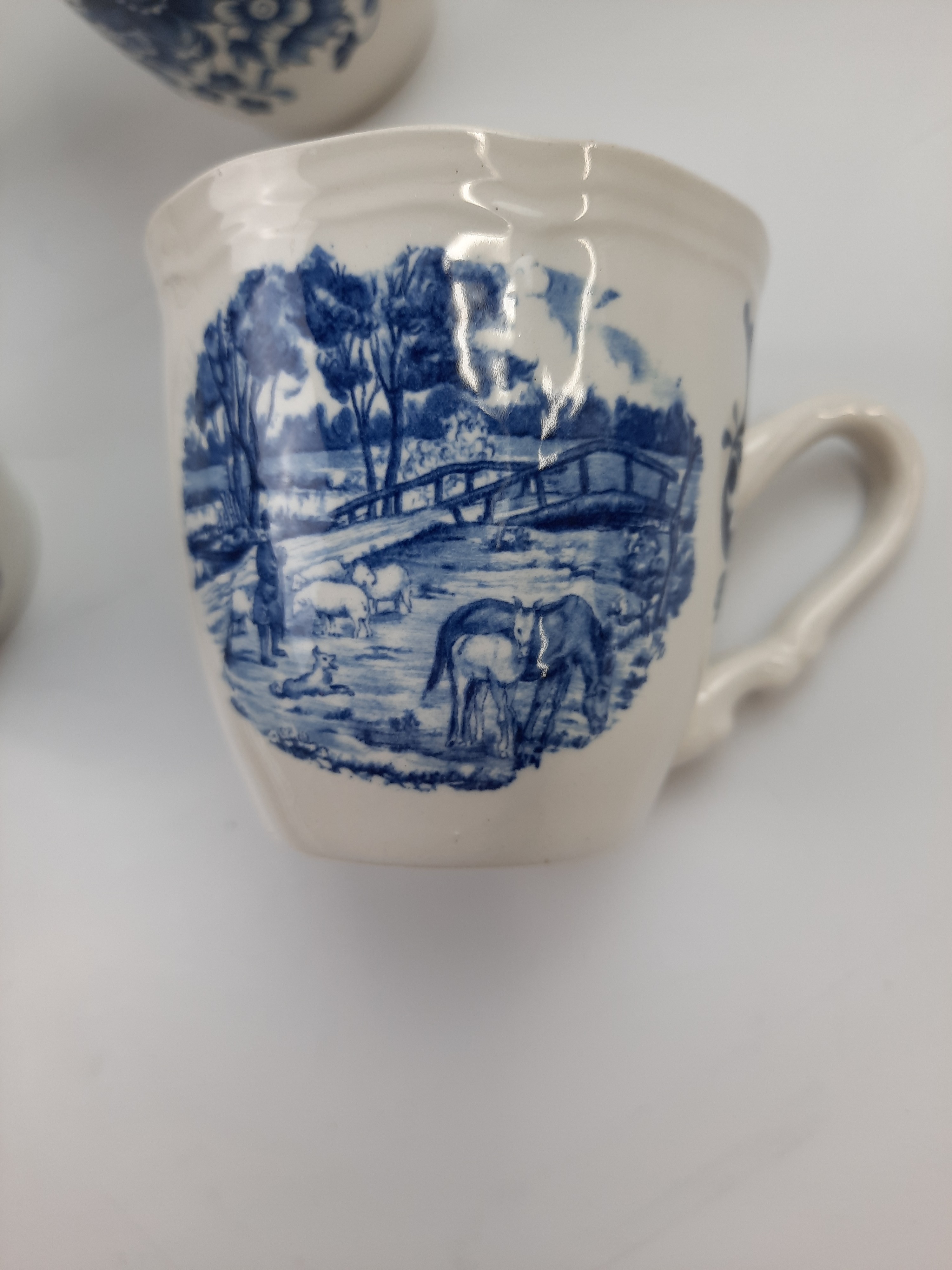 Voir photo 6 de Ensemble de 5 tasses et 6 sous tasses, Sarreguemines Ensemble de 5 tasses et 6 sous tasses, Sarreguemines Très bon état - Vue 6 -
