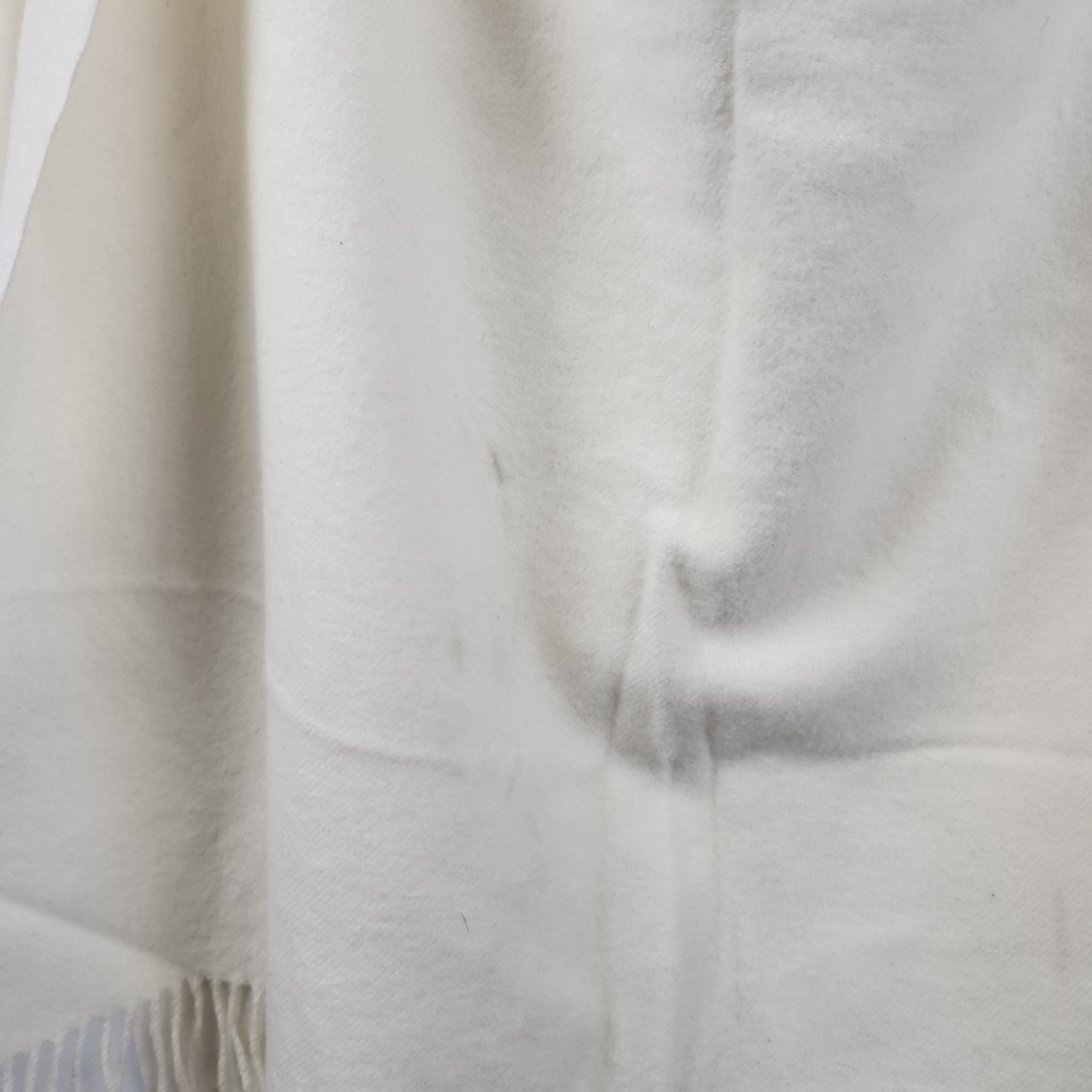 Voir photo 2 de Accessoire - Echarpe écru en cashmere/ laine/ viscose Accessoire - Echarpe écru en cashmere/ laine/ viscose Bon état - Vue 2 -