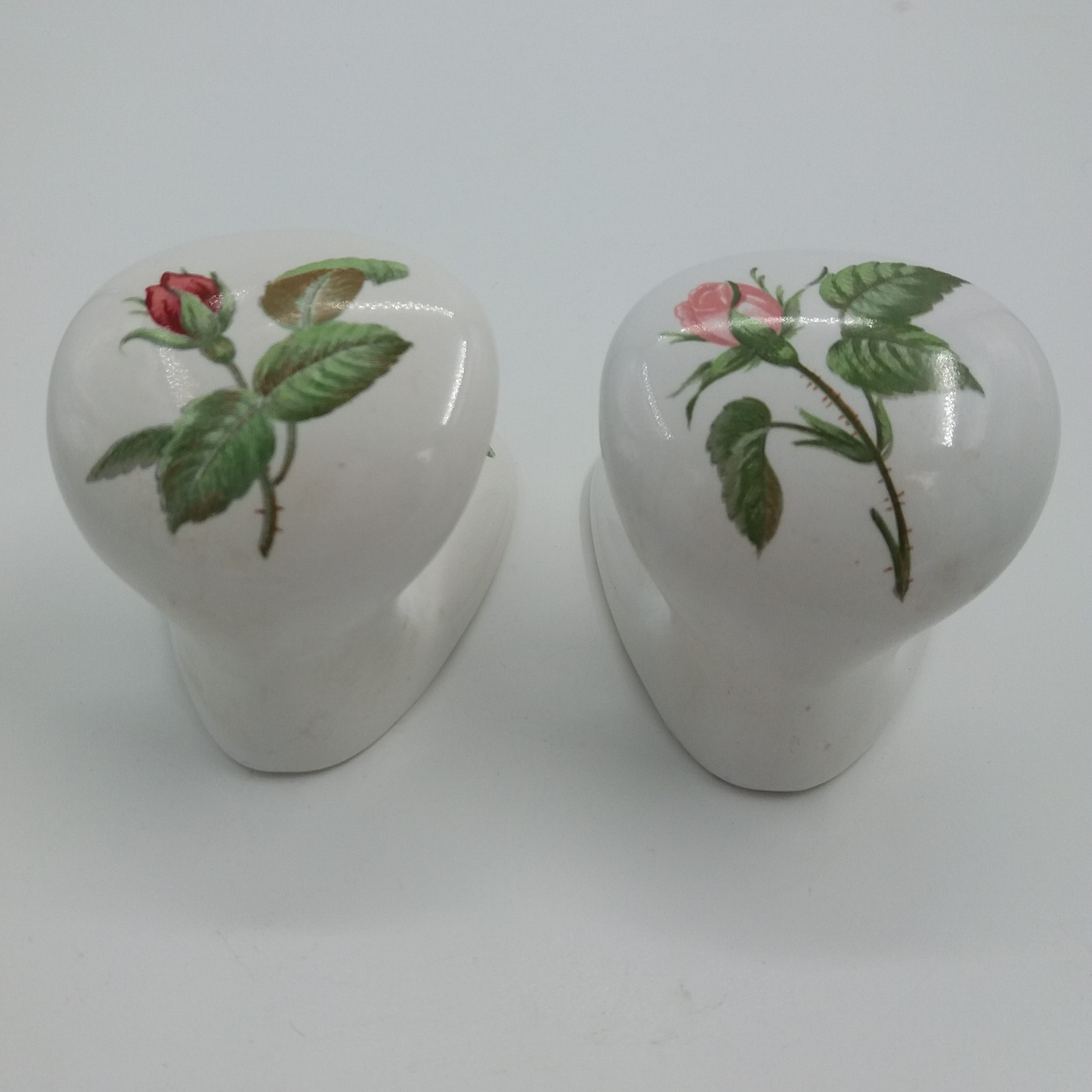 Lot de deux anciennes patères blanches. Porcelaine. Décor floral bouton de rose. Porcelaine de paris. Signée dessous - Photo 4