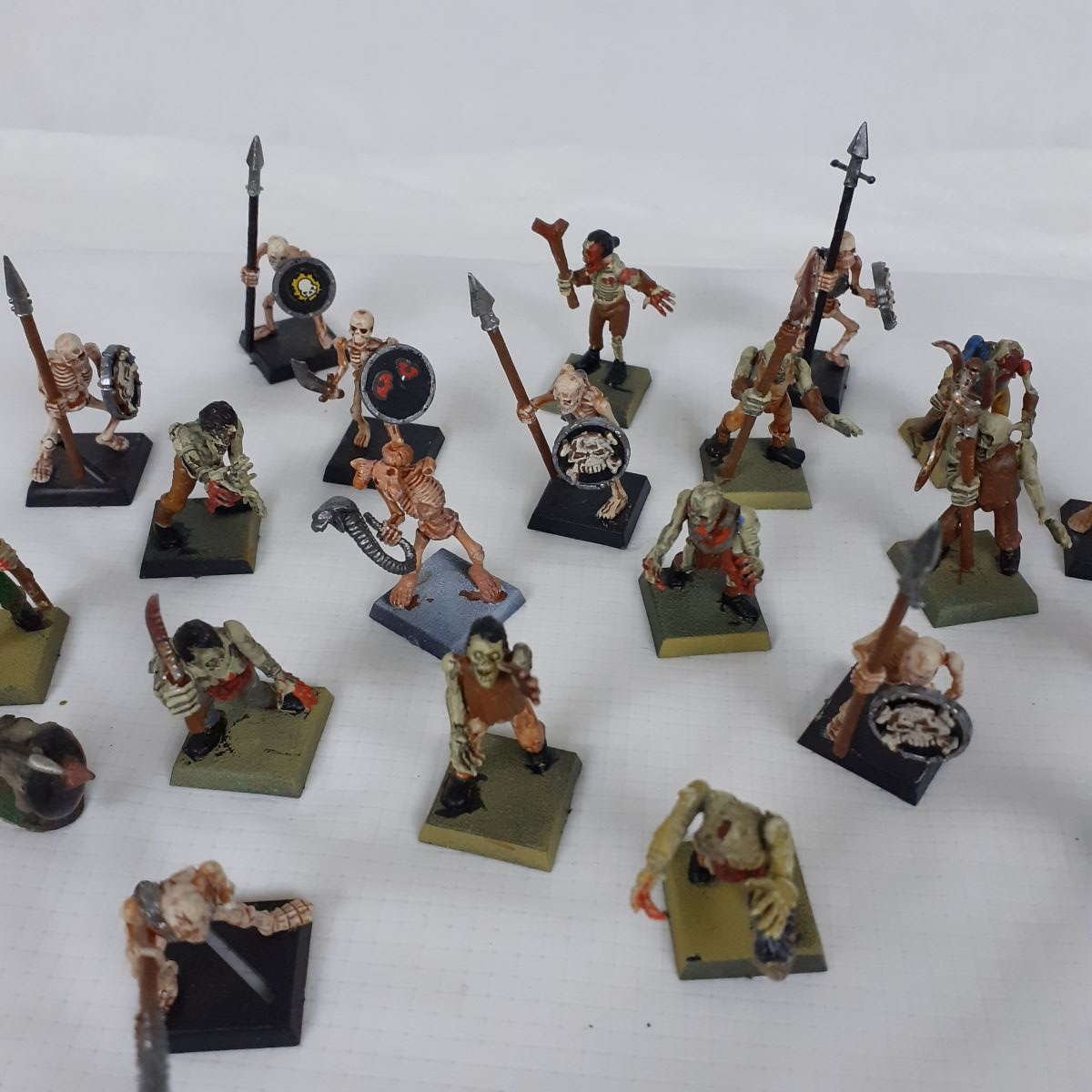 Voir photo 5 de Ensemble de 22 figurines - Morts vivants - Collection Ensemble de 22 figurines - Morts vivants - Collection Comme neuf - Vue 5 -