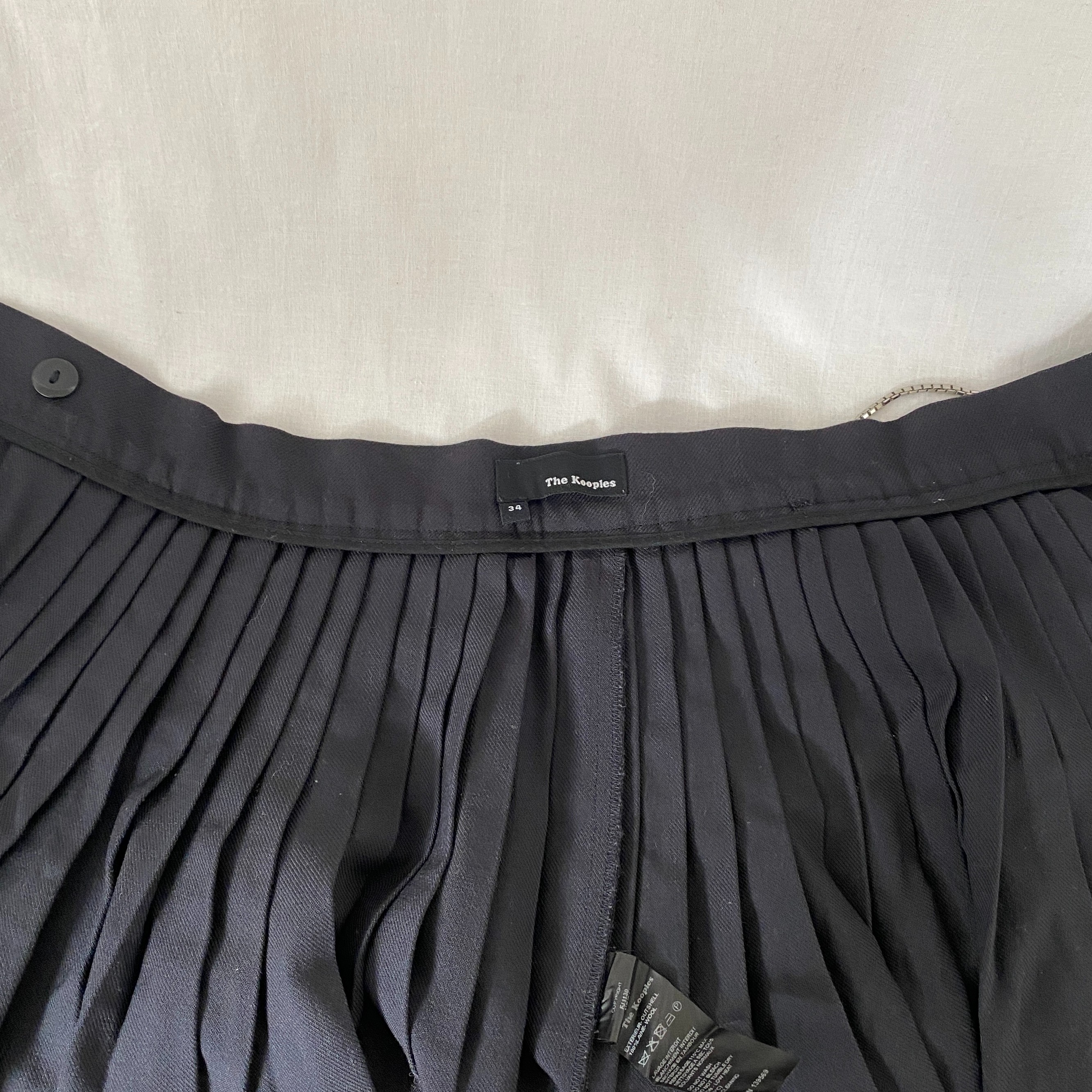 Jupe plissée courte noire (style écolière) THE KOOPLES - Taille 34 avec chaine argentée. Bon état - Vue 4 - 