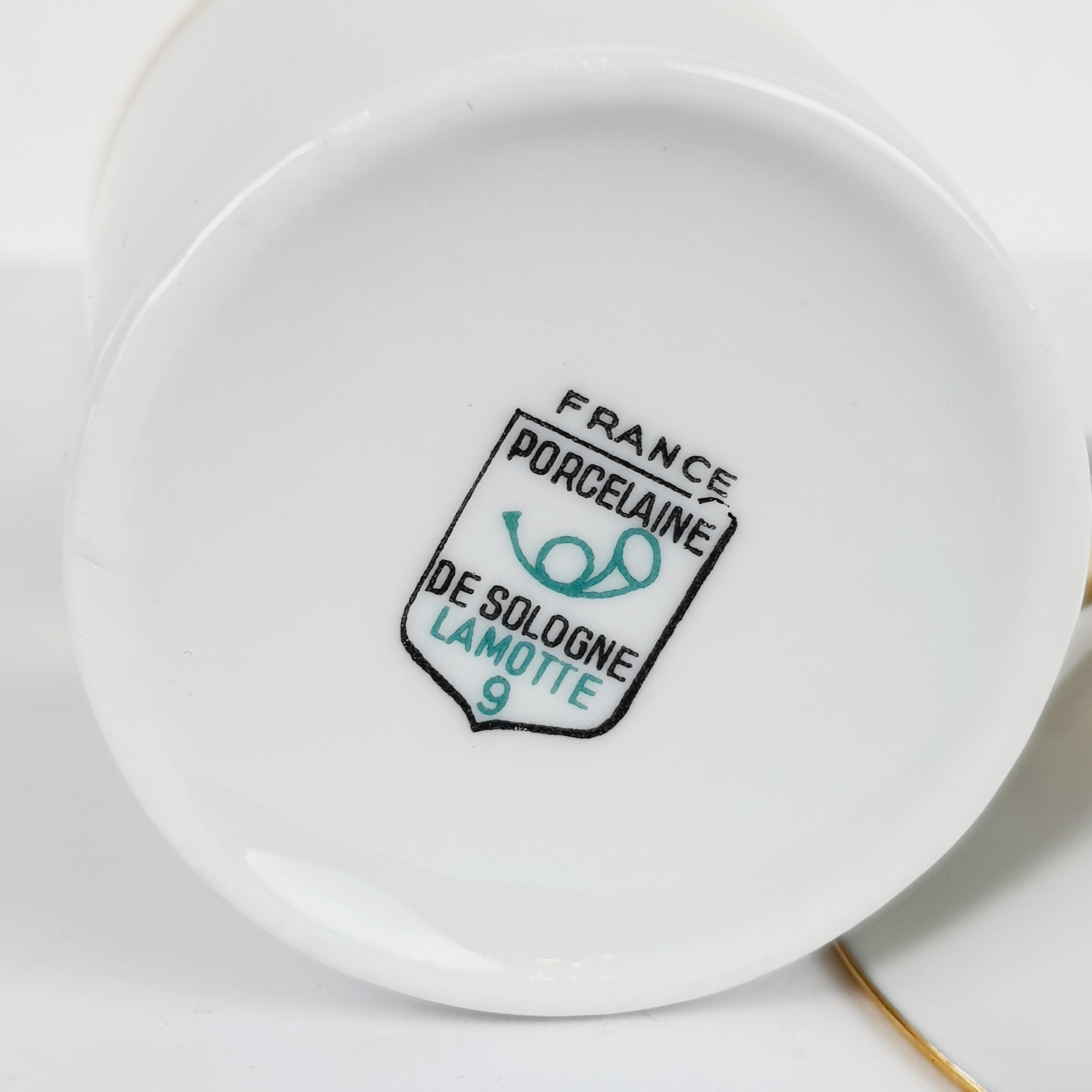 Tasse à café et soucoupe en porcelaine de Sologne - Lamotte 9 Très bon état - Vue 3 - 