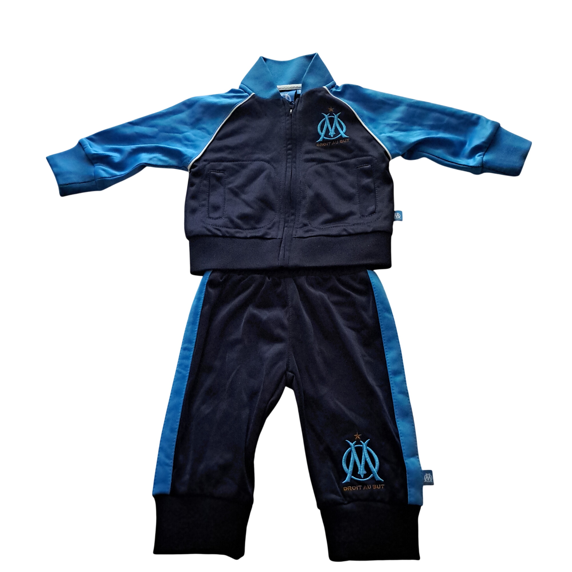 JOGGING "BEBE" "OM. DROIT AU BUT" - Taille: 6mois Comme neuf -  reconditionné disponible sur Label Emmaüs