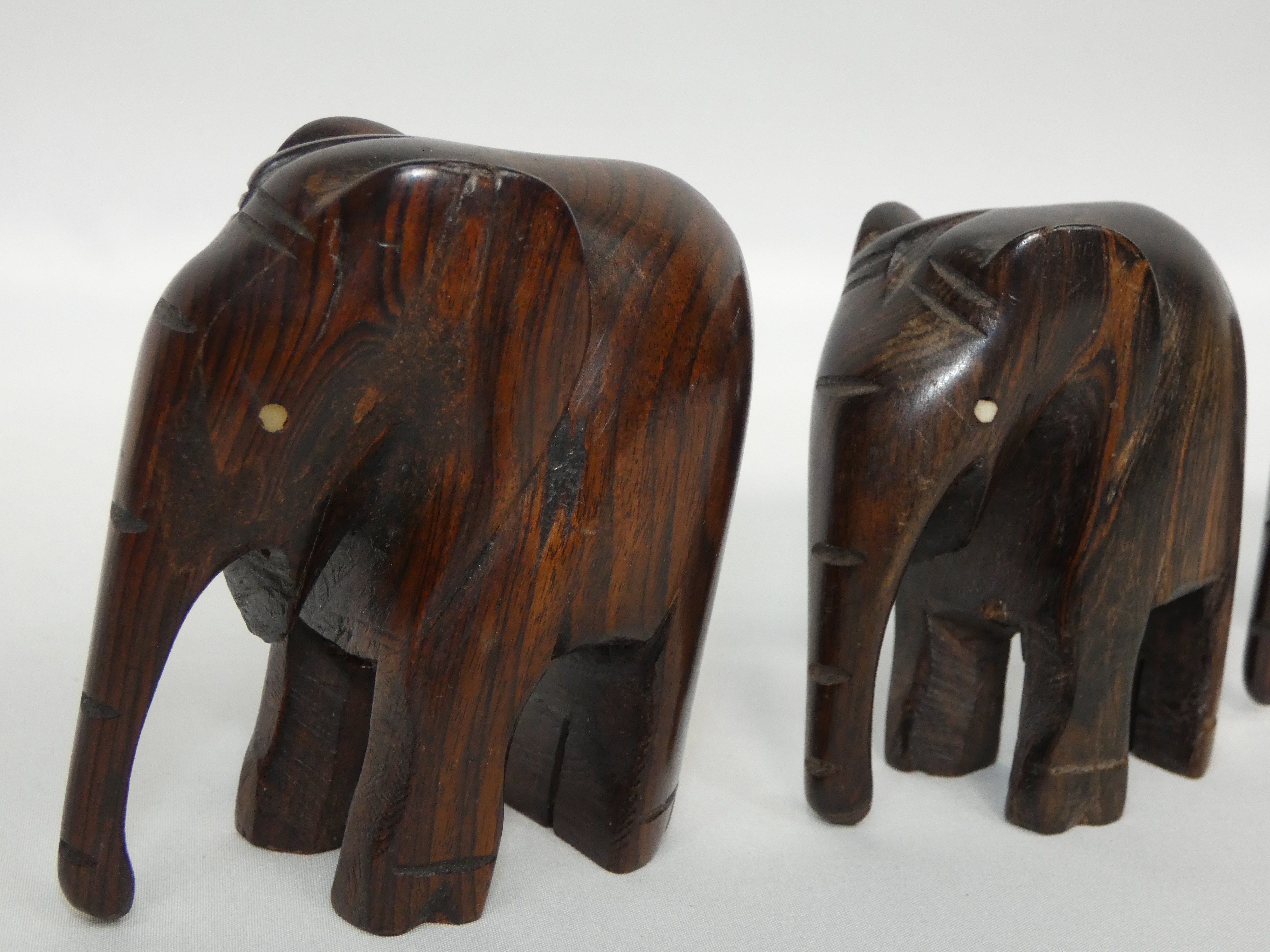 Ensemble de 4 petits éléphants en bois - Photo 2