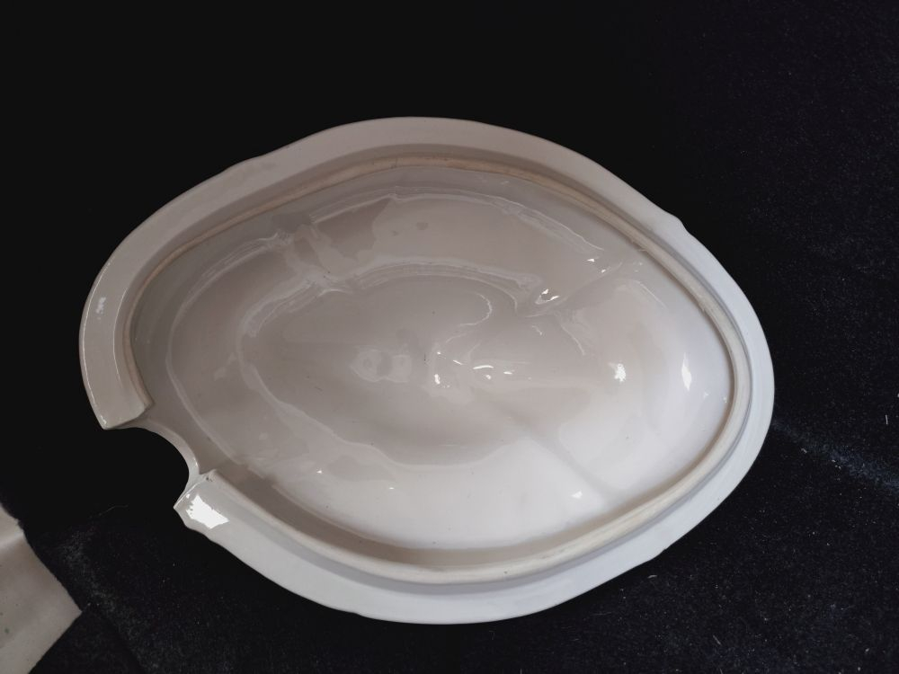 Soupière en céramique italienne à décor floral, avec sa cuillère et son dessous de plat. - Photo 9