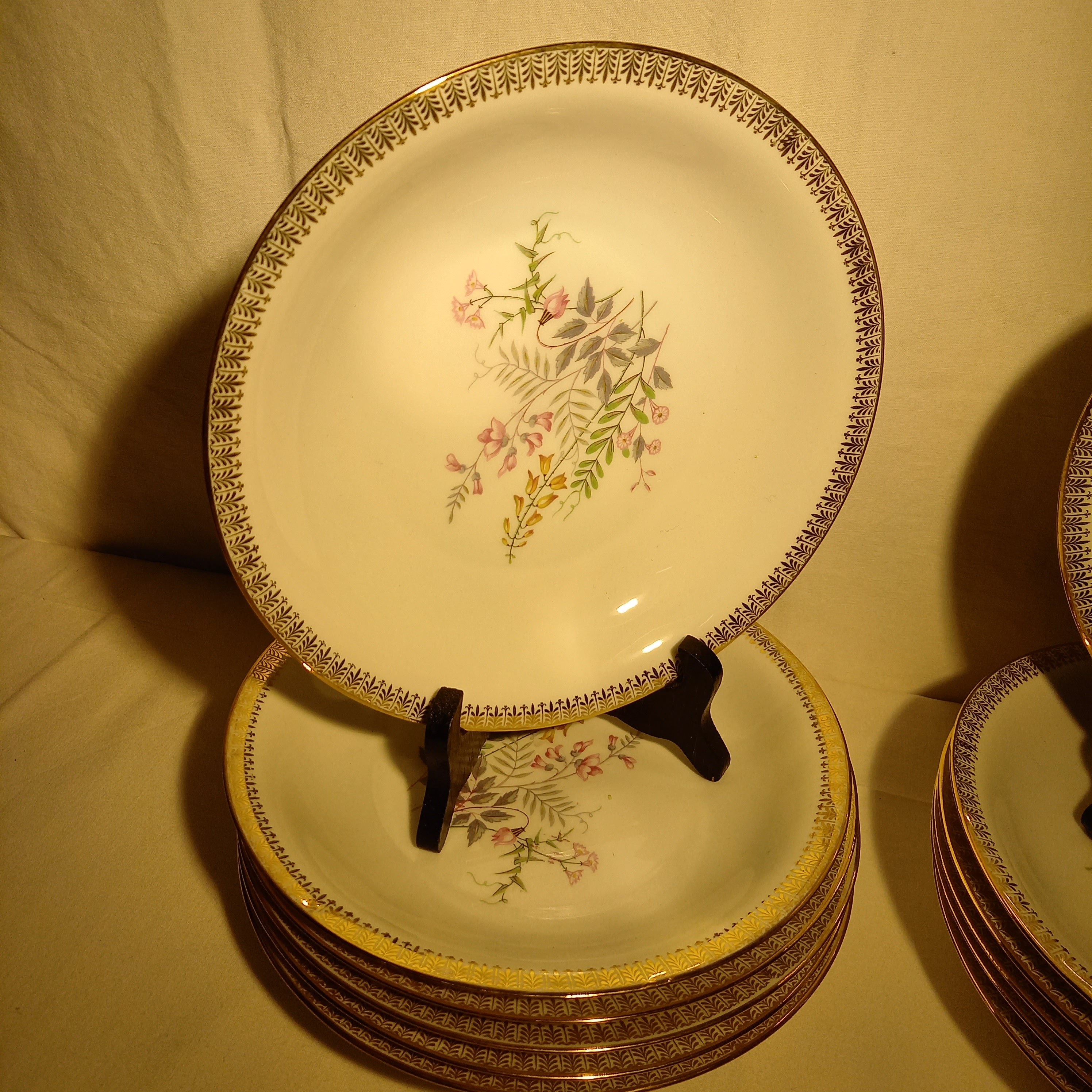 Voir photo 2 de Vintage 12 assiettes creuse porcelaine décor floral et doré Vintage 12 assiettes creuse porcelaine décor floral et doré - Vue 2 -