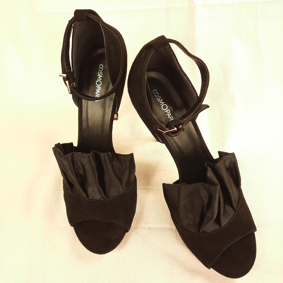 Voir photo 4 de Sandales très chic COSMOPARIS à hauts talons en cuir type daim noir T41 Sandales très chic COSMOPARIS à hauts talons en cuir type daim noir T41 Très bon état - Vue 4 -