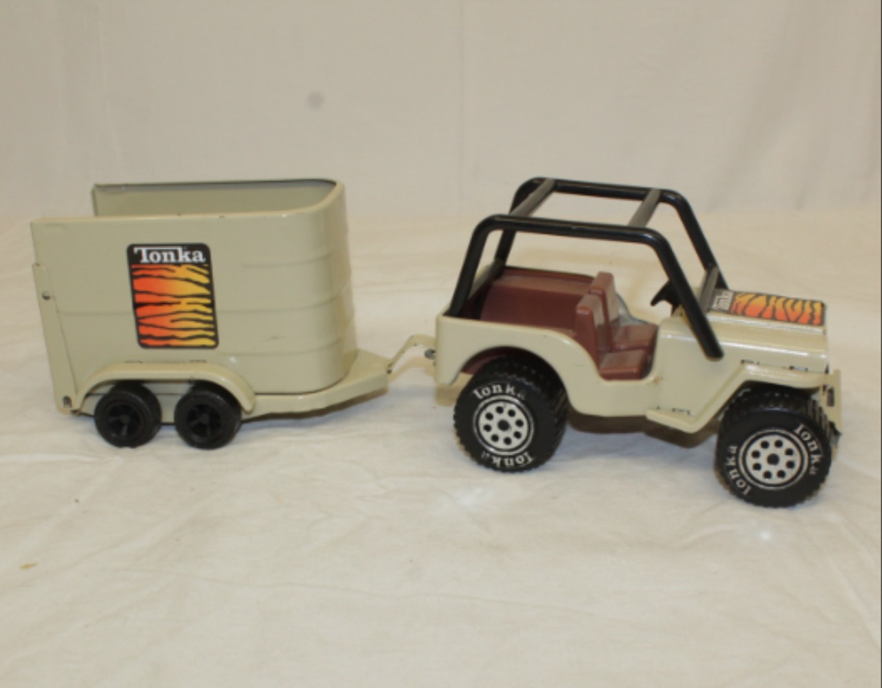 Voir photo 3 de Véhicule Safari Tonka de collection Véhicule Safari Tonka de collection Bon état - Vue 3 -
