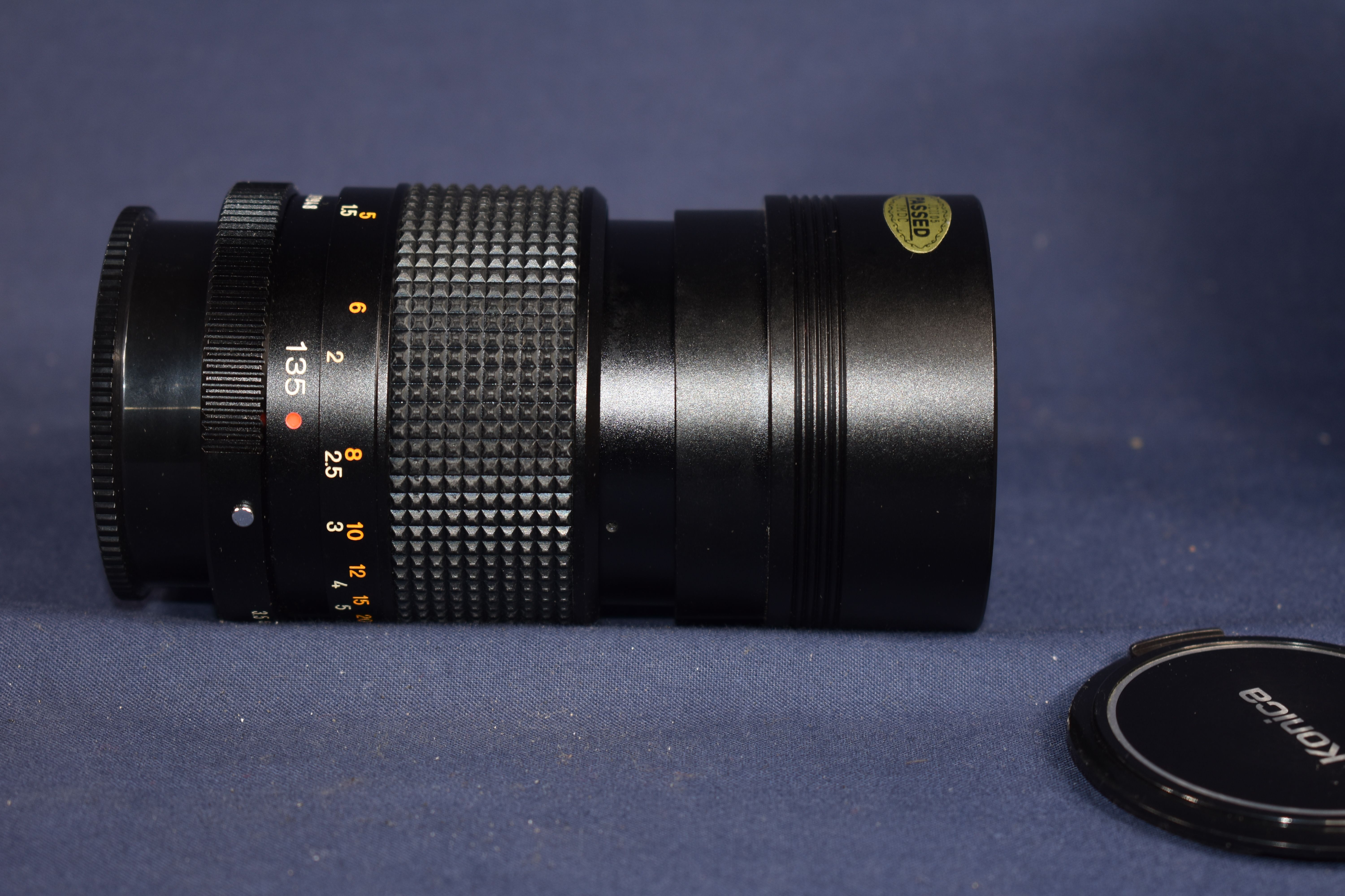 Appareil photos argentiques KONICA FP-1, dans son étui d'origine, muni de sa clé + objectif KONICA 135/F3.5 complet de ses notices + flash SUNPAK auto 20 SR. Bon état - Vue 11 - 